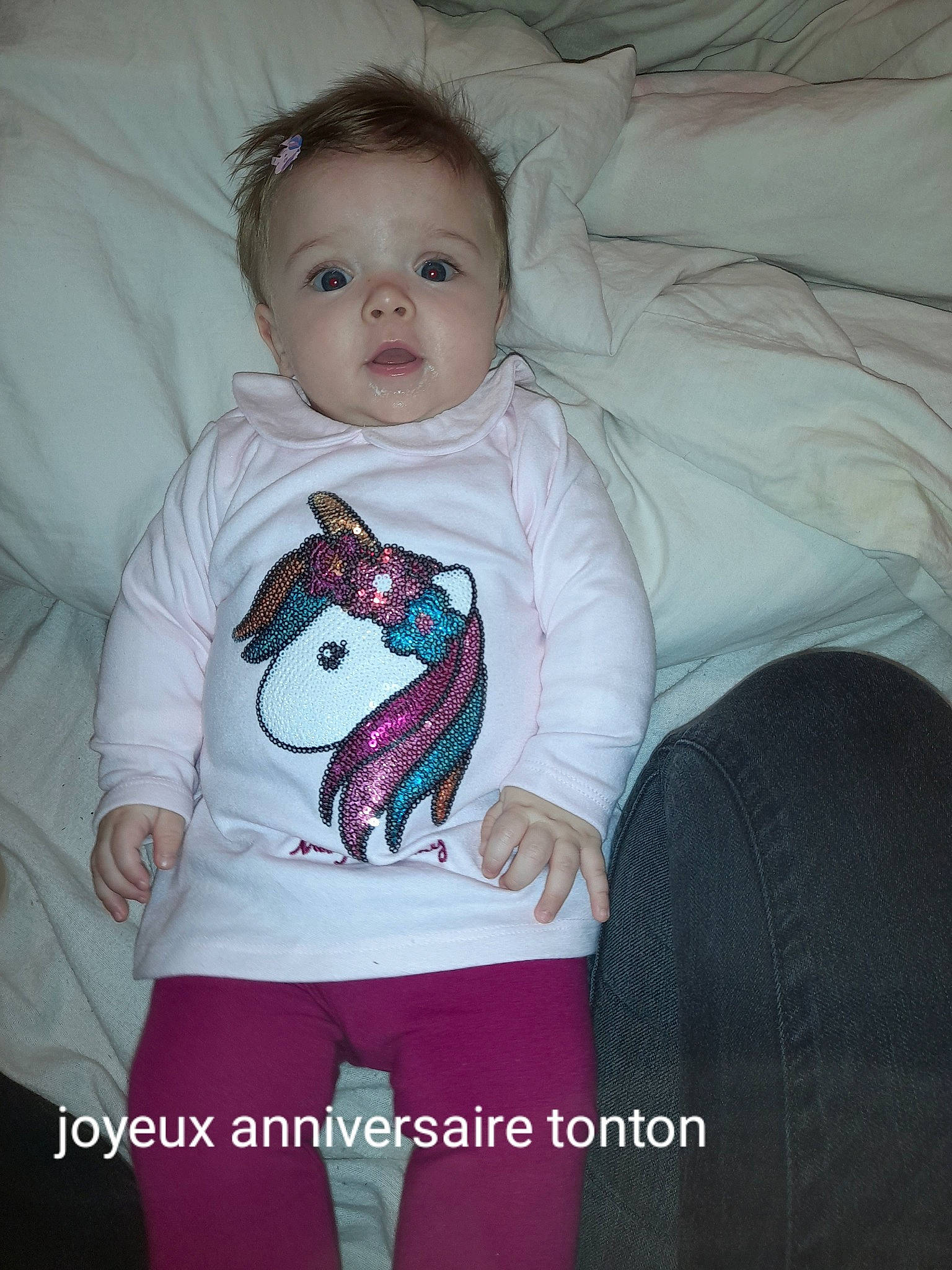 Alyana a rejoint le concours — aidez-le/la à gagner de superbes lots ! arm, baby_toddler_clothing, cheek, comfort, elbow, eye, finger, hand, human_body, iris, neck, outerwear, person, pink, shoulder, skin, sleeve, t_shirt, textile, toddler