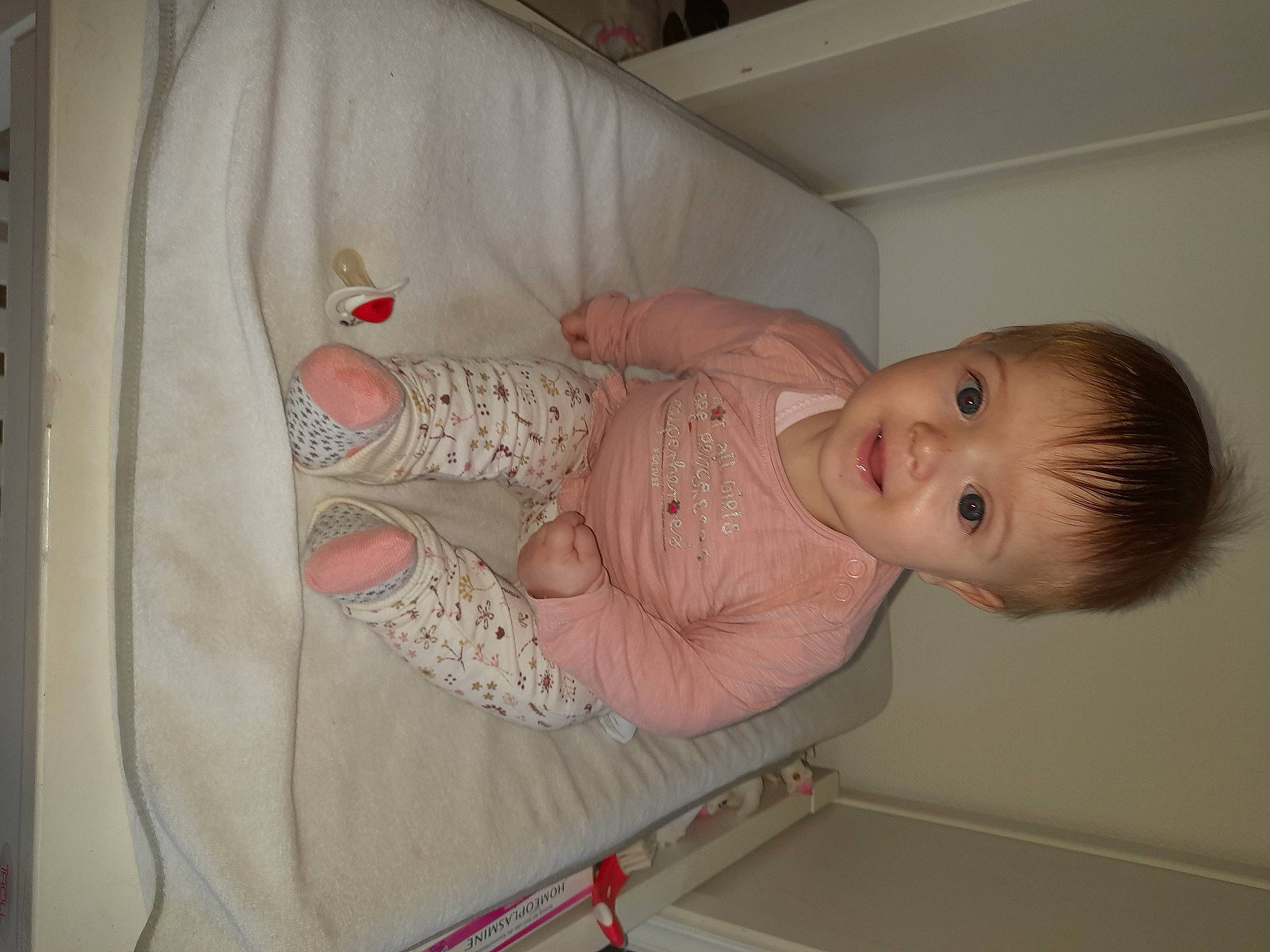 Alyana participe au concours pour gagner de l'argent avec cette photo : abdomen, baby, baby_products, baby_safety, baby_toddler_clothing, bed, cheek, chest, child, comfort, finger, hand, human_body, linens, mouth, pattern, person, room, skin, stomach