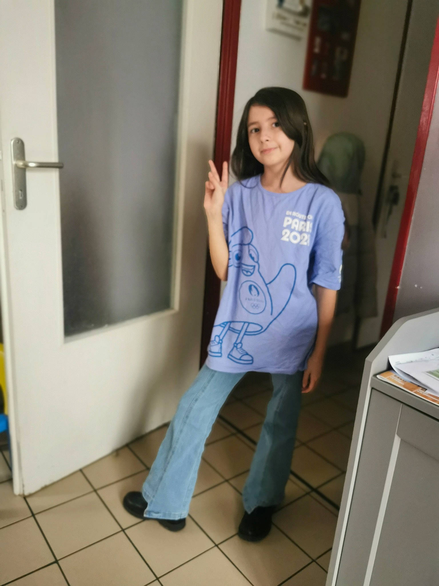 Malory participe au concours pour gagner de l'argent avec cette photo : elbow, fashion_design, floor, flooring, human_body, human_leg, jeans, joint, joy, knee, leg, long_hair, neck, person, shoulder, sleeve, standing, t_shirt, table, thigh