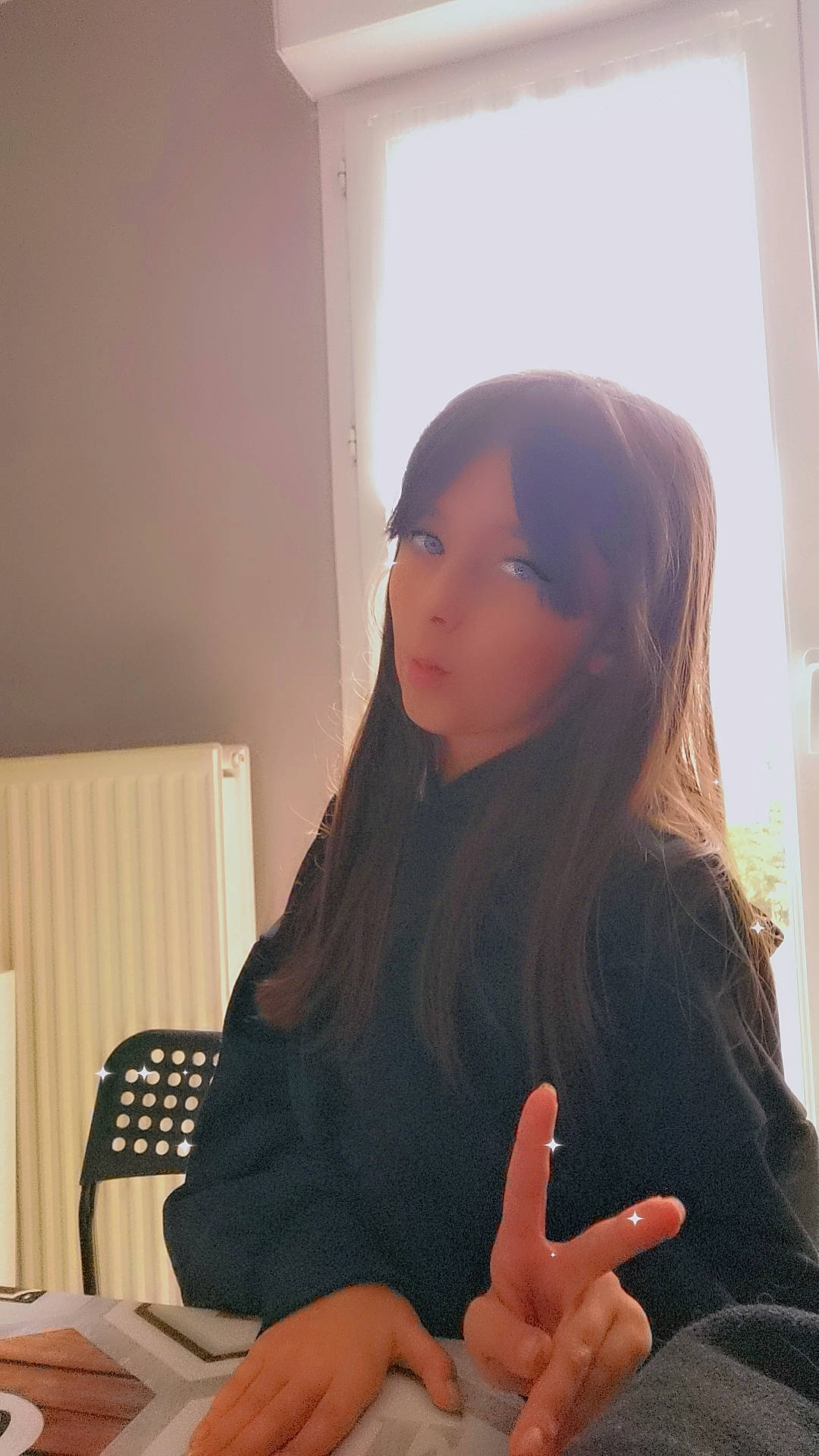 Malory participe au concours pour gagner de l'argent avec cette photo : black_hair, cool, eyelash, finger, gesture, human_leg, joint, layered_hair, lip, long_hair, nail, neck, person, shoulder, sitting, sleeve, tableware, thigh, thumb, window