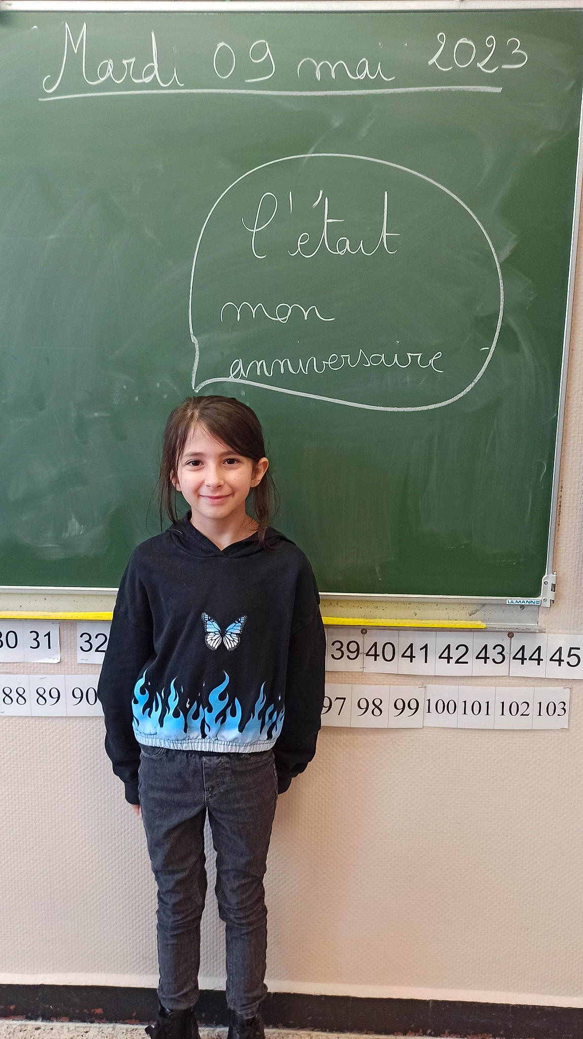 Malory participe au concours pour gagner de l'argent avec cette photo : blackboard, chalk, electric_blue, event, fashion_design, font, handwriting, happy, joy, logo, pattern, person, product, room, slate, sleeve, smile, sportswear, t_shirt, teacher