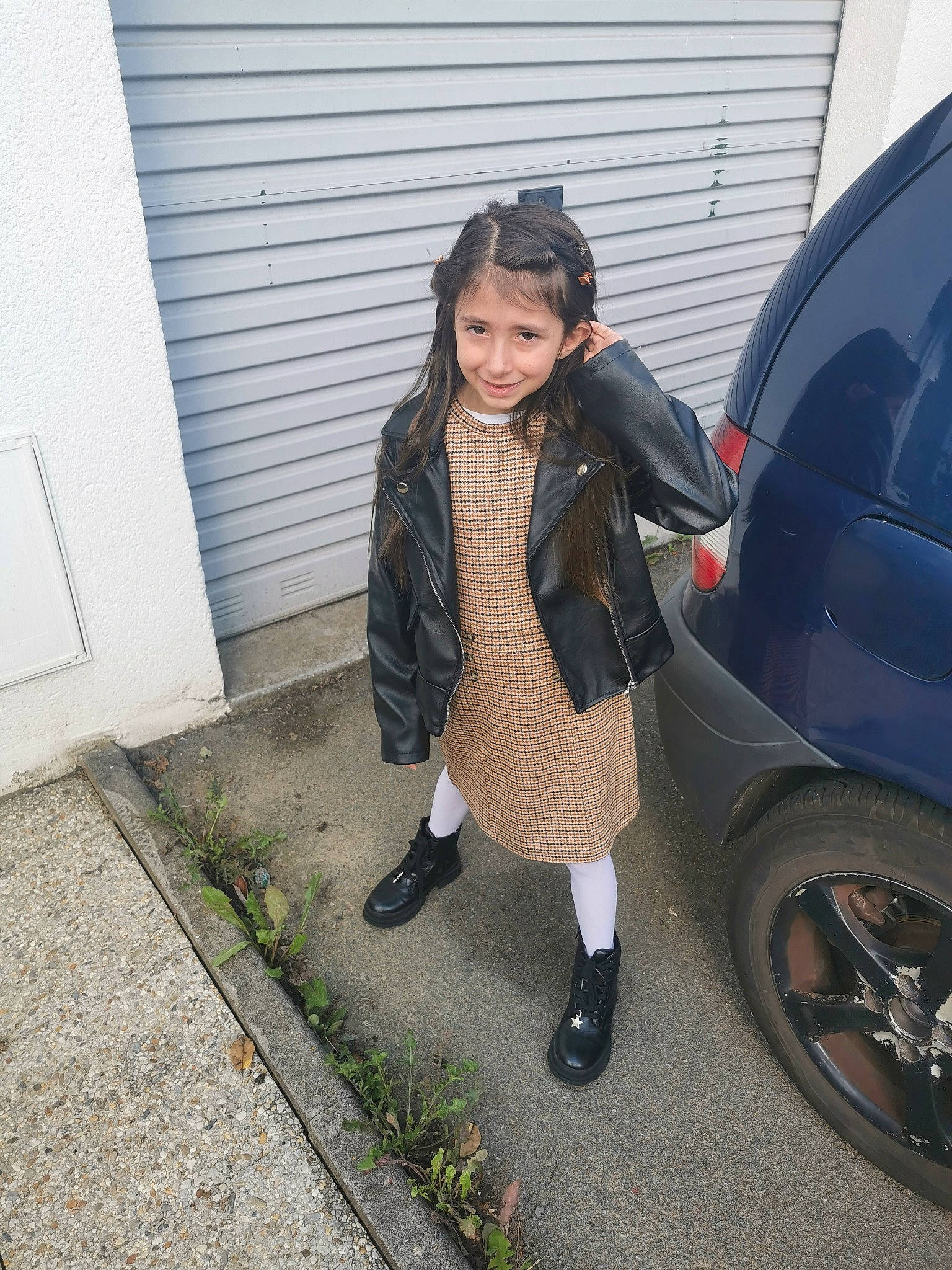 Malory participe au concours pour gagner de l'argent avec cette photo : asphalt, automotive_design, automotive_exterior, automotive_lighting, automotive_tire, automotive_wheel_system, boot, car, dress, human_leg, jacket, joy, motor_vehicle, person, personal_luxury_car, rim, road, road_surface, tire, vehicle