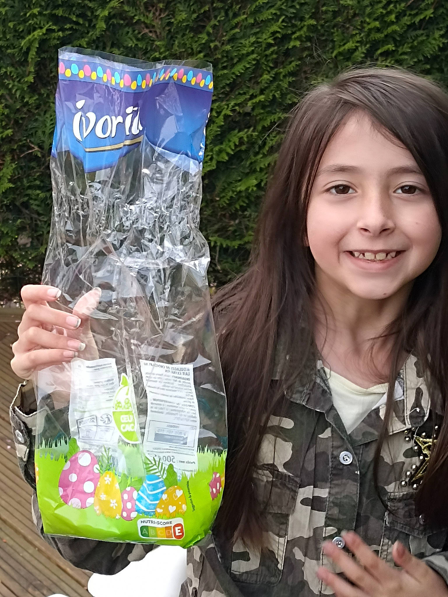 Malory a rejoint le concours — aidez-le/la à gagner de superbes lots ! bag, bangs, child, event, fun, grass, happy, joy, pattern, person, plastic, plastic_bag, plastic_bottle, portrait_photography, recreation, smile, soil, t_shirt, visual_arts