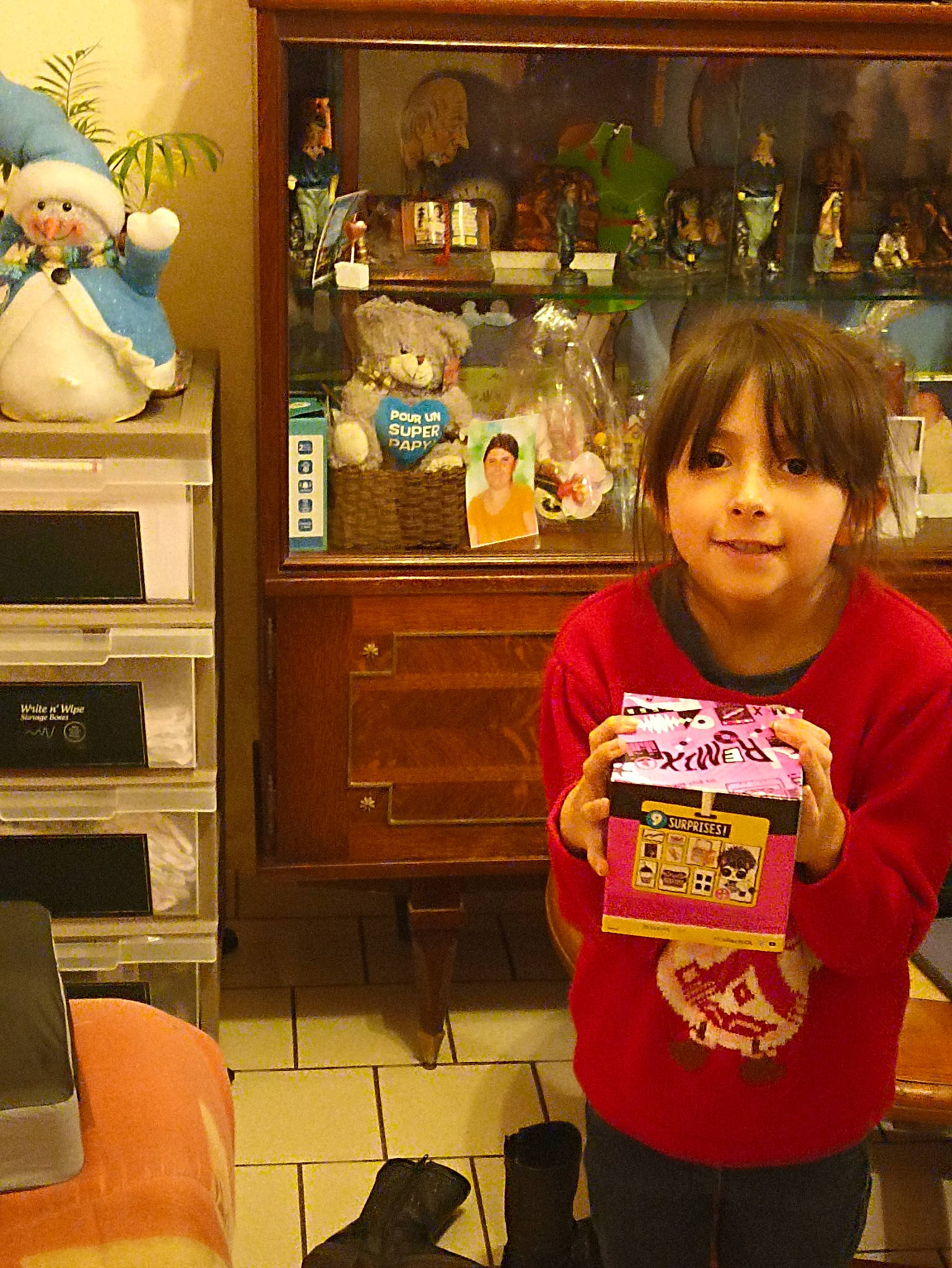 Malory participe au concours pour gagner de l'argent avec cette photo : blurred, cabinetry, chest_of_drawers, cupboard, drawer, flooring, hardwood, holiday, joy, mammal, person, play, room, shelf, shelving, sleeve, snapshot, standing, t_shirt, toddler