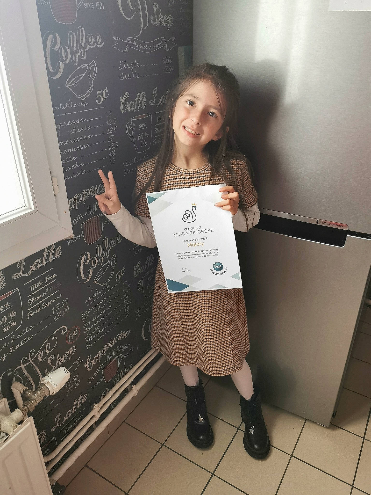 Malory participe au concours pour gagner de l'argent avec cette photo : blackboard, boot, chalk, child, class, education, flooring, font, fun, handwriting, joy, leggings, pattern, person, room, sandal, smile, standing, t_shirt, teacher