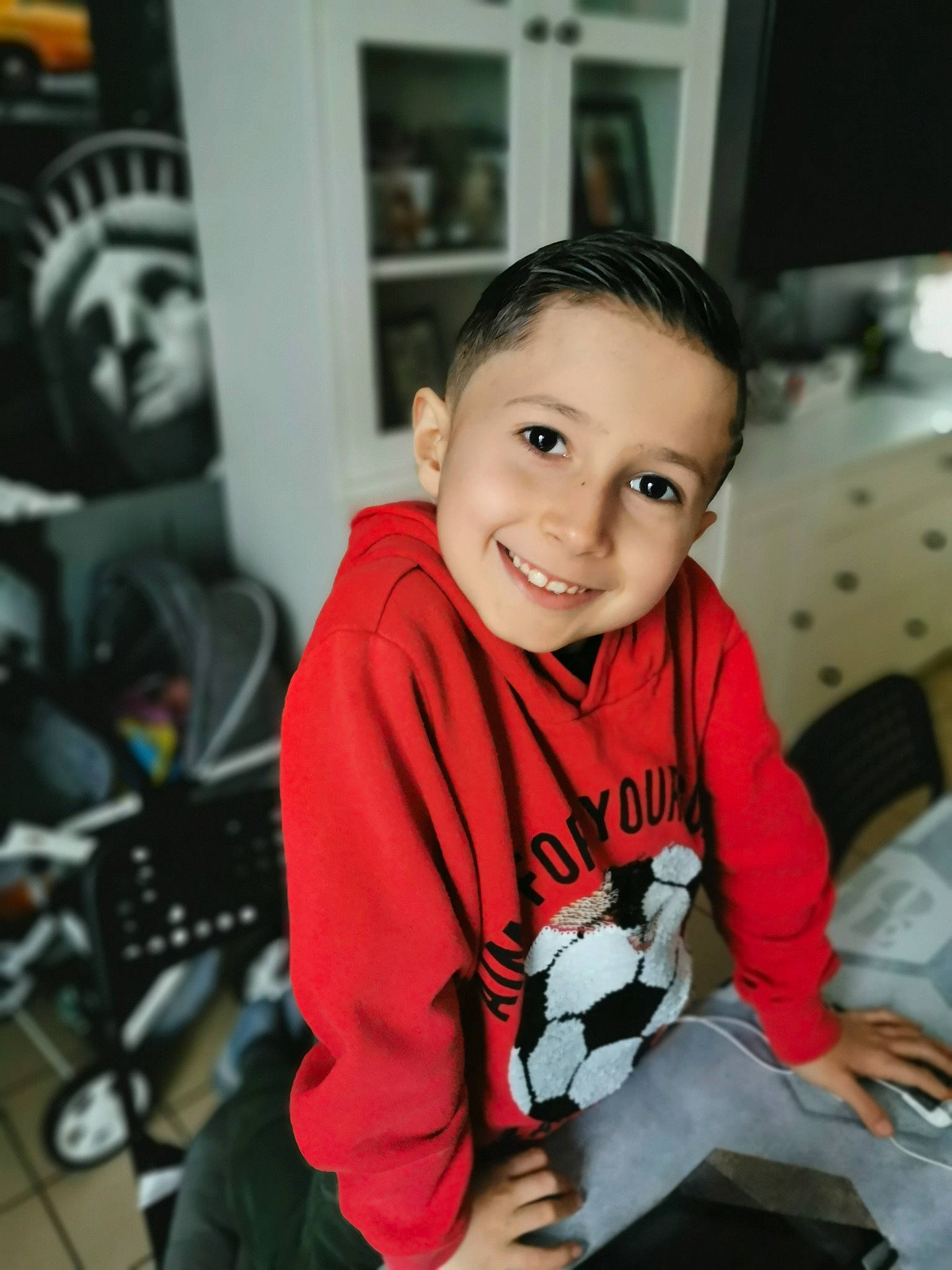 Lyam participe au concours pour gagner de l'argent avec cette photo : arm, audio_equipment, baby, carmine, child, cool, electronic_device, flash_photography, fun, gadget, happy, joy, lap, laugh, organ, person, room, sitting, sleeve, smile