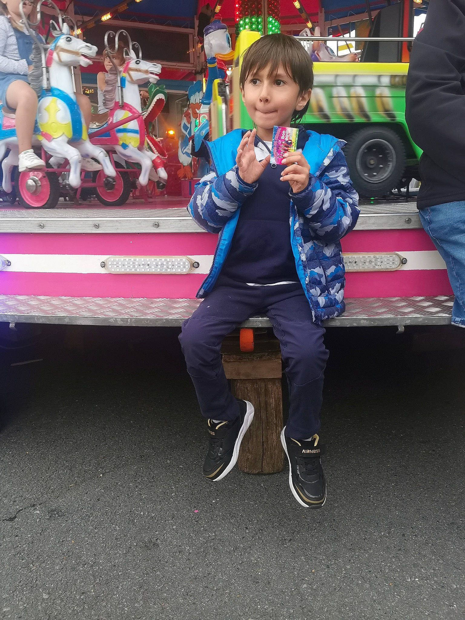 Lyam participe au concours pour gagner de l'argent avec cette photo : child, city, event, festival, fun, jacket, leisure, market, motor_vehicle, pedestrian, person, public_event, recreation, road, sitting, street, t_shirt, tire, toddler, vacation
