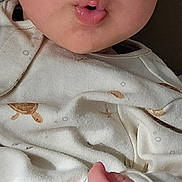 Arthur a rejoint le concours — aidez-le/la à gagner de superbes lots ! baby, infant, face, eyes, mouth, expression, onesie, clothing, hand, fist, cute, child, skin, head, portrait, indoors, fabric, sleeve, turtle, surprise