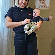 Arthur a rejoint le concours — aidez-le/la à gagner de superbes lots ! baby, black_clothing, bunny, carpet, casual, chair, fox_art, happy, heart_patch, holding, home, indoor, painting, person, plush_toy, portrait, short_hair, smiling, socks, woman