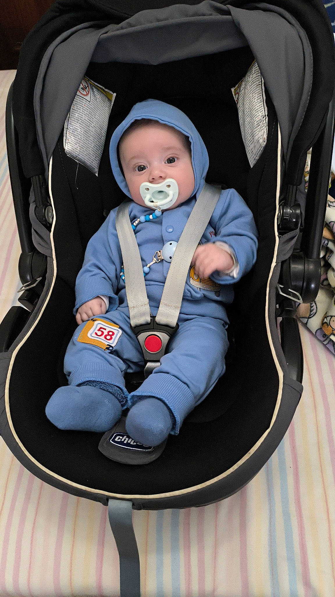 Théo Basil a rejoint le concours — aidez-le/la à gagner de superbes lots ! auto_part, baby, baby_carriage, baby_in_car_seat, baby_products, baby_safety, baby_toddler_clothing, bag, car_seat, chair, child, comfort, fun, hat, headwear, lap, person, product, service, sitting