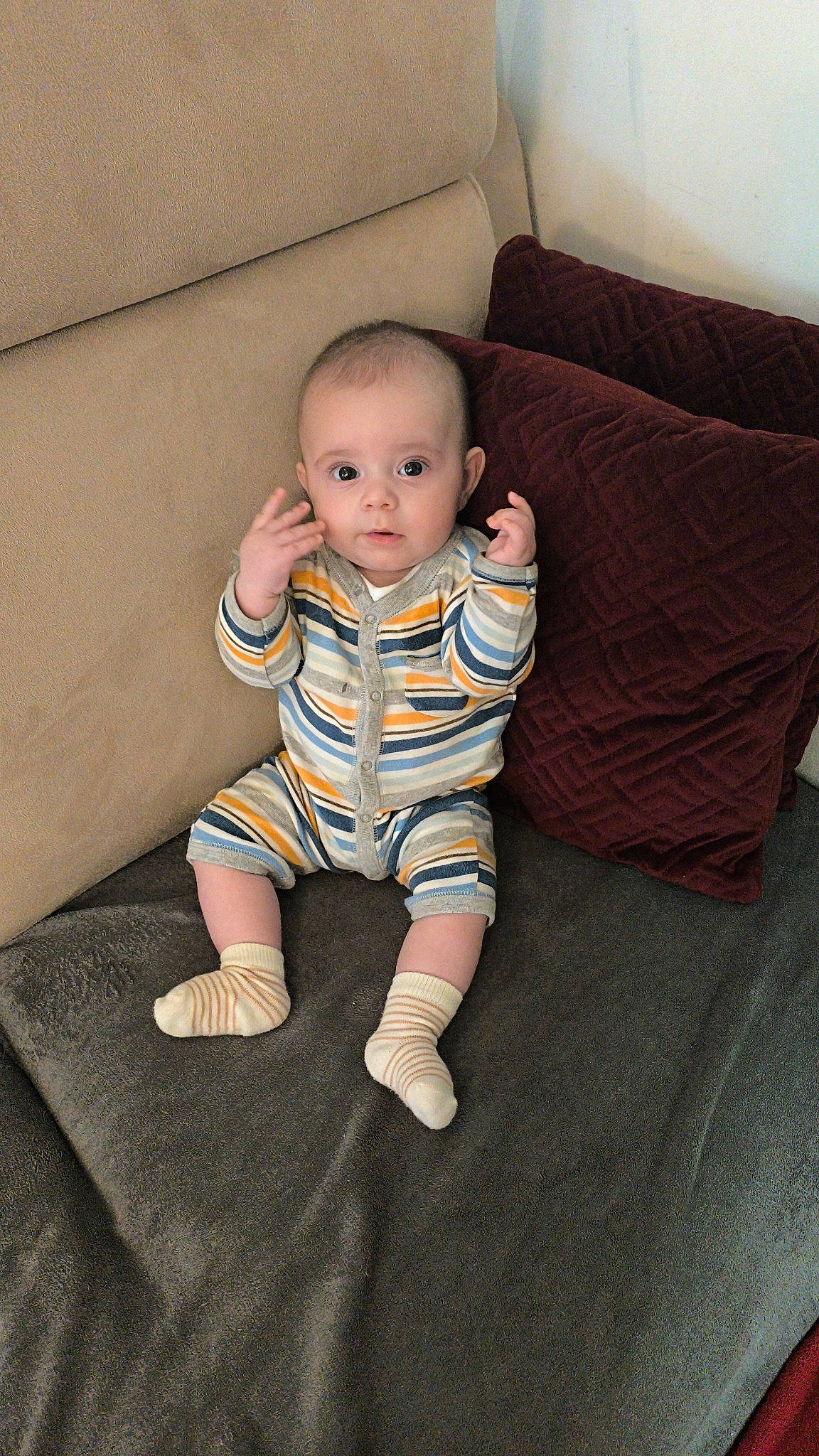 Théo Basil participe au concours pour gagner de l'argent avec cette photo : baby, baby_toddler_clothing, cheek, child, comfort, couch, floor, flooring, foot, happy, hardwood, human_leg, knee, leg, linens, person, sitting, sleeve, t_shirt, toddler