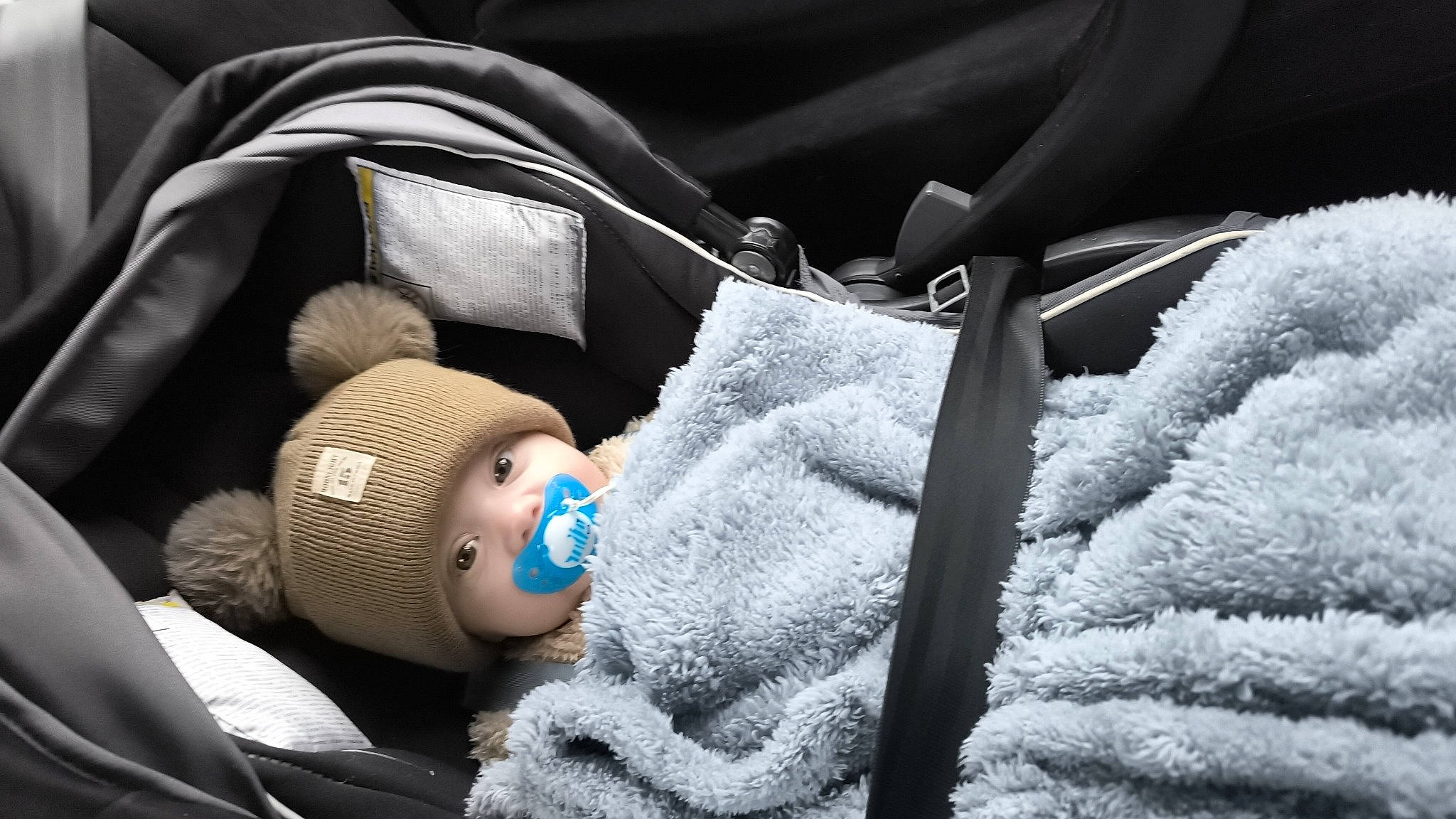 Théo Basil participe au concours pour gagner de l'argent avec cette photo : auto_part, baby, baby_carriage, baby_products, baby_safety, baby_sleeping, baby_toddler_clothing, car_seat, child, comfort, electric_blue, freezing, fur, grey, headwear, linens, monochrome, monochrome_photography, pattern, person