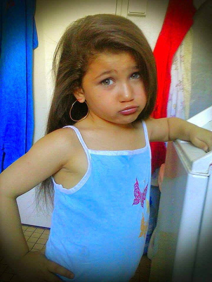 Chanel participe au concours pour gagner de l'argent avec cette photo : child, child_model, person