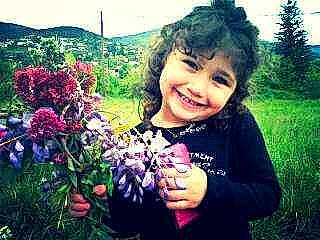 Chanel participe au concours pour gagner de l'argent avec cette photo : botany, child, floral_design, floristry, flower, flower_arranging, flowering_plant, happy, herbaceous_plant, joy, perennial_plant, person, photography, plant, play, shrub, smile, wildflower