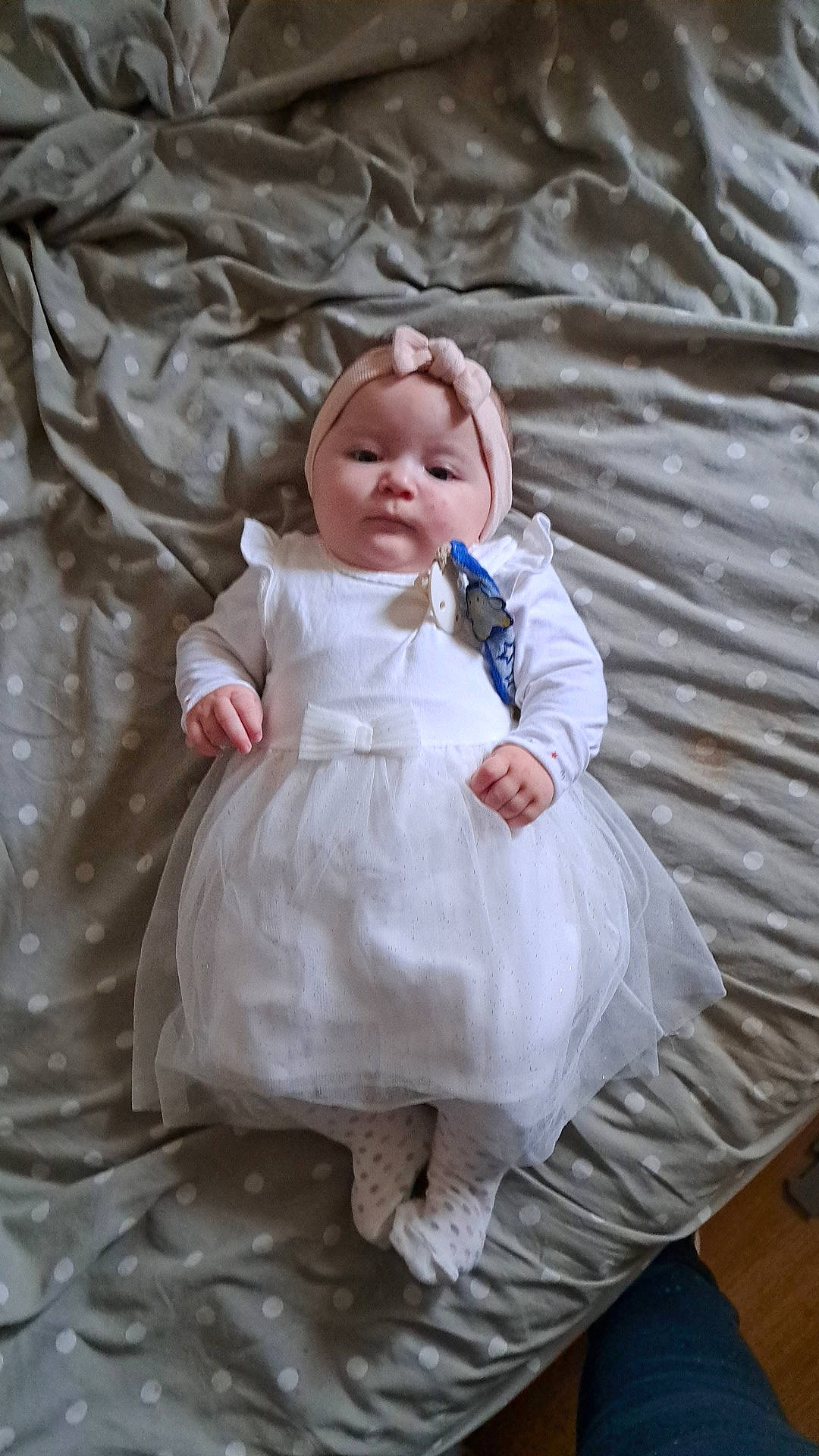 Lorenza a rejoint le concours — aidez-le/la à gagner de superbes lots ! baby, baby_toddler_clothing, bridal_accessory, child, comfort, dress, event, eye, flash_photography, fur, grass, happy, linens, pattern, peach, person, pink, sitting, sleeve, toddler