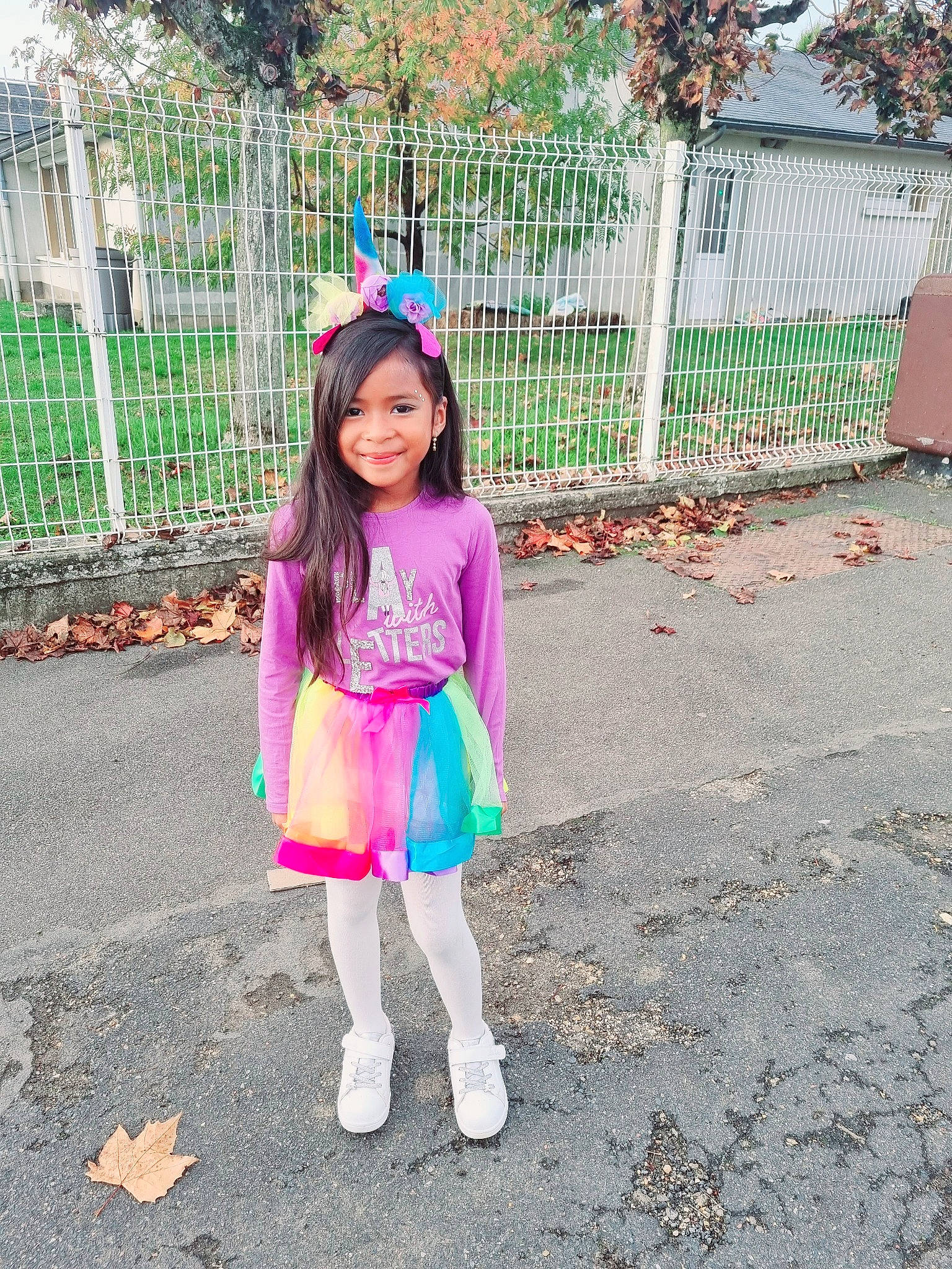 Félicity a rejoint le concours — aidez-le/la à gagner de superbes lots ! asphalt, fence, fun, grass, happy, hat, joy, leisure, magenta, outerwear, people, person, pink, plant, public_space, recreation, shoe, sleeve, smile, sneakers