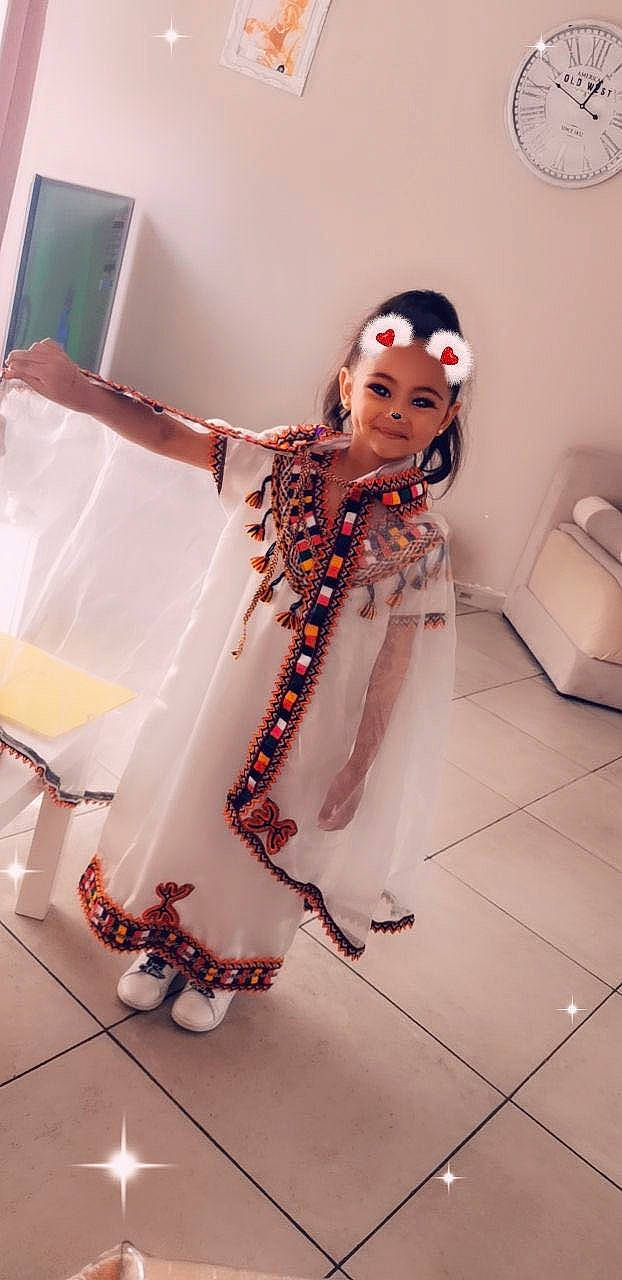 Ilyna a rejoint le concours — aidez-le/la à gagner de superbes lots ! automotive_design, carmine, child, entertainment, event, eyewear, fashion_accessory, fashion_design, flooring, formal_wear, happy, headpiece, headwear, jewellery, joy, pattern, performing_arts, person, room, shoulder