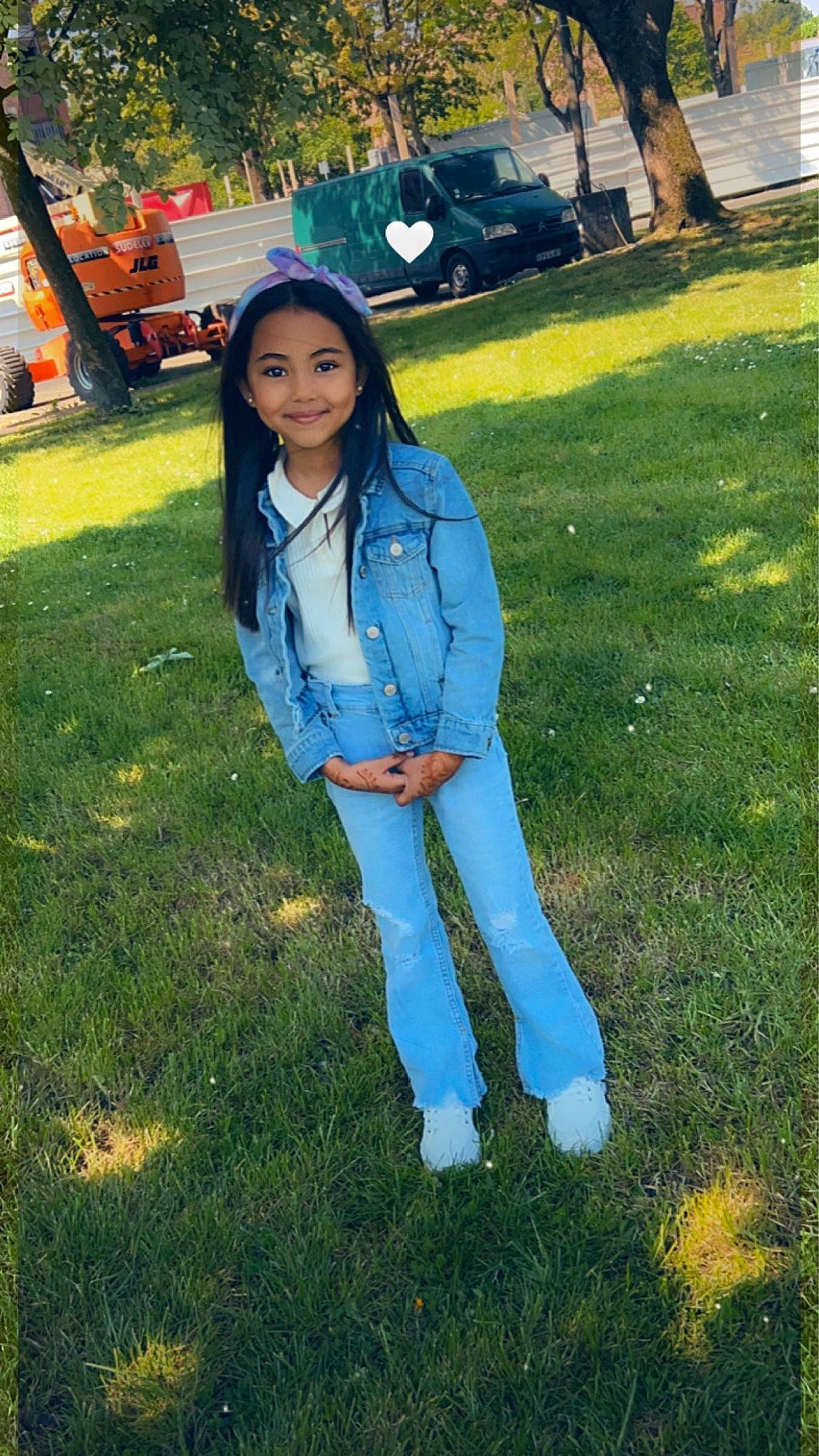 Ilyna a rejoint le concours — aidez-le/la à gagner de superbes lots ! bench, child, denim, electric_blue, fun, garden, grass, grassland, happy, jeans, joy, leg, leisure, people_in_nature, person, plant, recreation, shadow, smile, tree