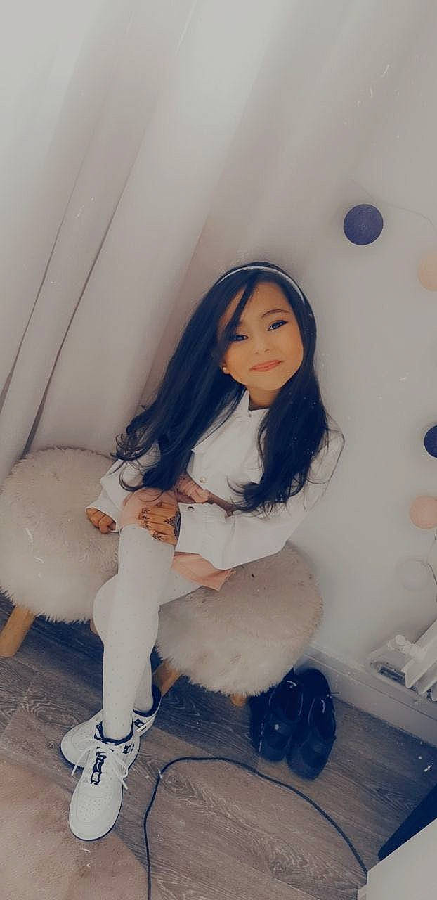 Ilyna participe au concours pour gagner de l'argent avec cette photo : bangs, black_hair, eyelash, fashion_design, flash_photography, flooring, happy, head, human_leg, knee, layered_hair, leg, lipstick, long_hair, person, shoe, shoulder, skin, sneakers, thigh