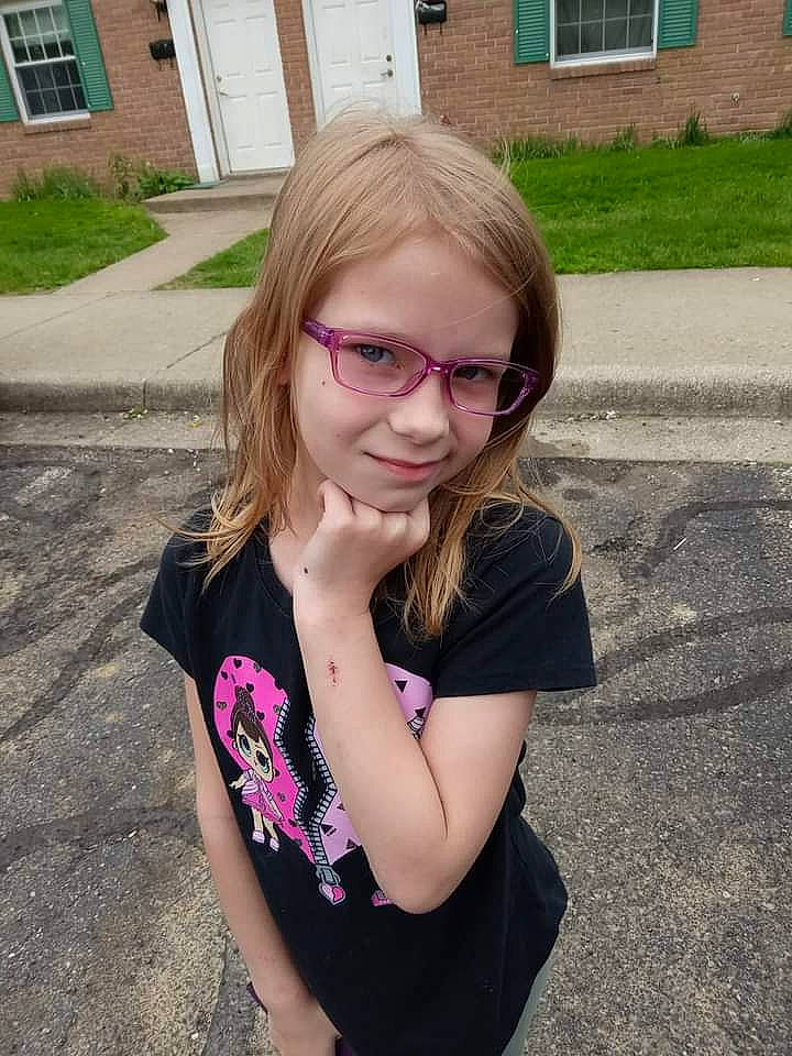 Annabella is registered to the contest to win money with this photo: blond, electric_blue, eyewear, glasses, grass, happy, head, iris, joint, joy, lip, long_hair, magenta, neck, person, pink, plant, sleeve, smile, t_shirt