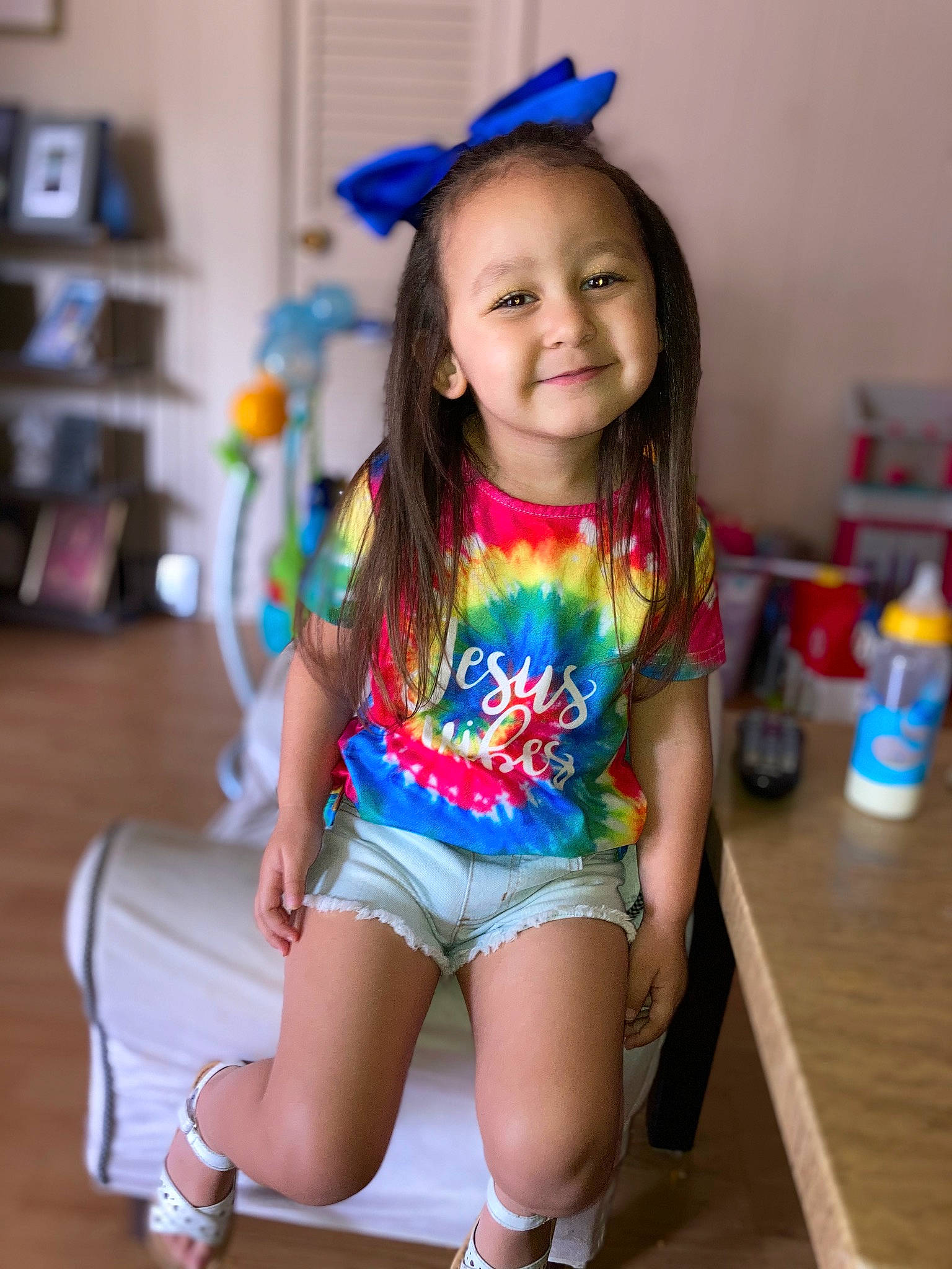 Braeleigh is registered to the contest to win money with this photo: blue, child, clothing, electric_blue, event, fun, happy, human_leg, joy, long_hair, navel, person, shelf, shorts, skin, smile, sportswear, t_shirt, thigh, toddler