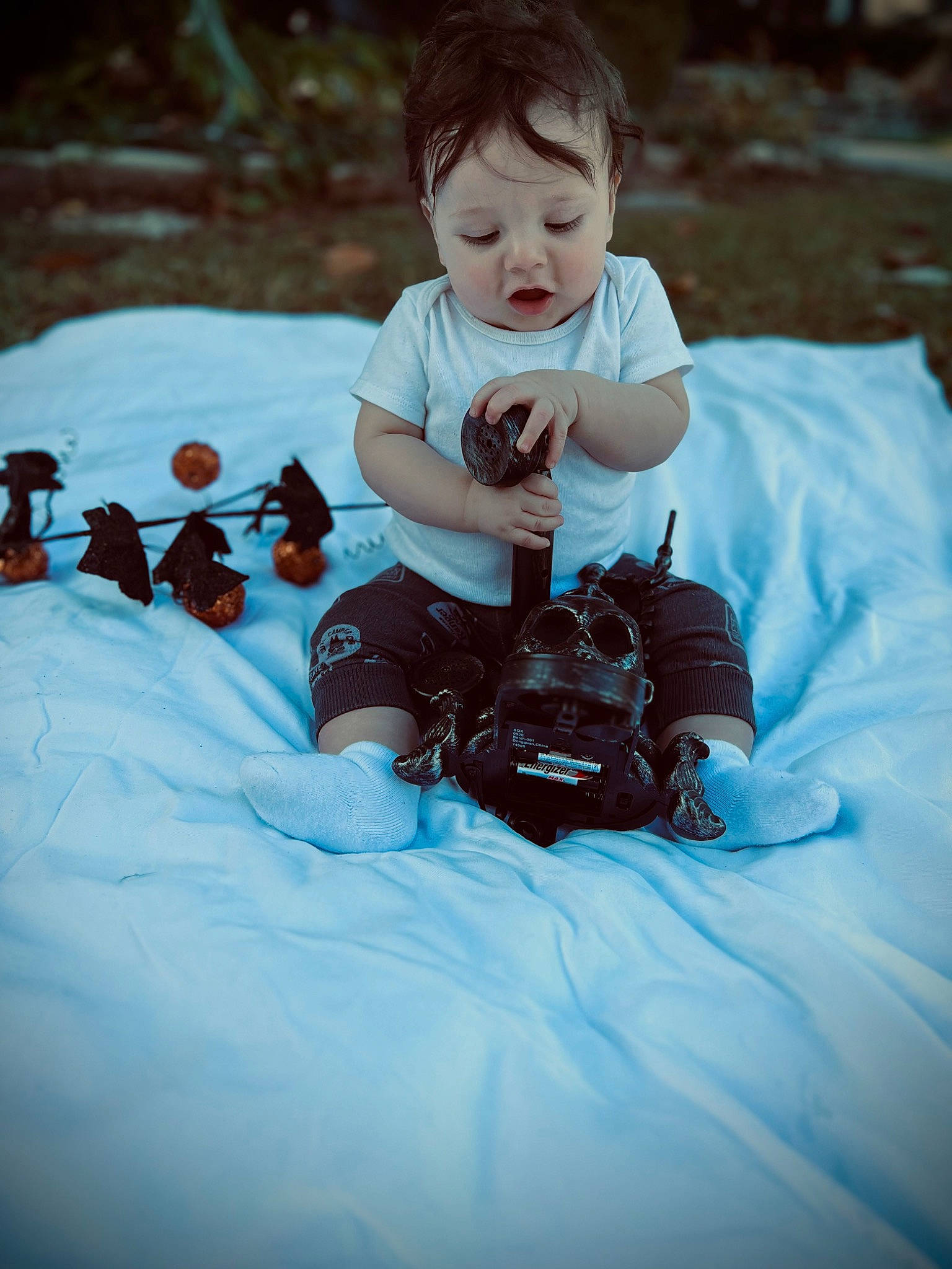 Pablo is registered to the contest to win money with this photo: baby, baby_toddler_clothing, child, electric_blue, event, flash_photography, fun, grass, happy, head, leisure, pattern, people_in_nature, person, play, recreation, sitting, t_shirt, toddler, vacation