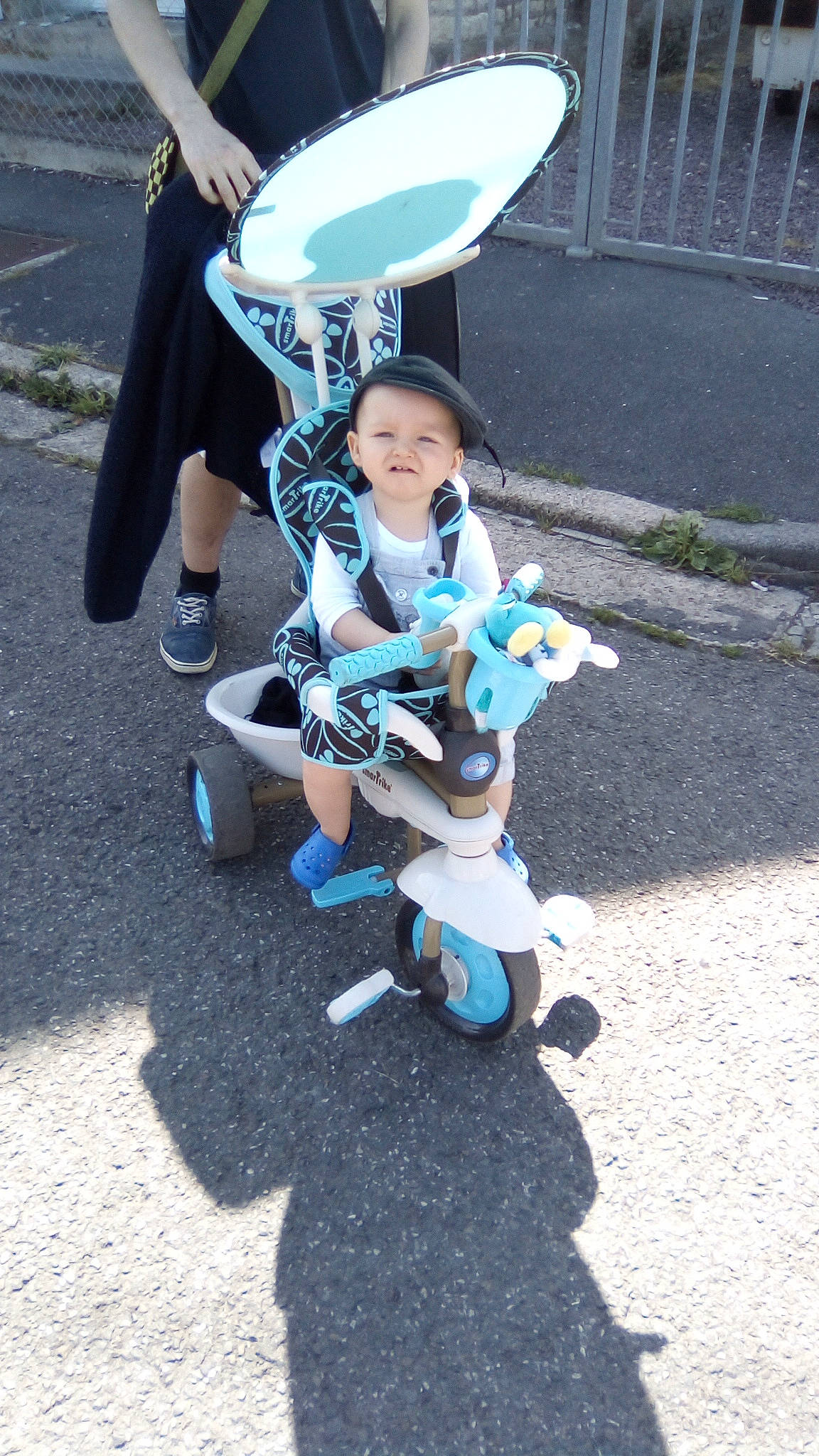 Soan participe au concours pour gagner de l'argent avec cette photo : asphalt, auto_part, automotive_wheel_system, baby, baby_carriage, baby_products, chair, child, costume, electric_blue, fictional_character, hat, machine, person, recreation, smile, sneakers, sun_hat, toddler, toy