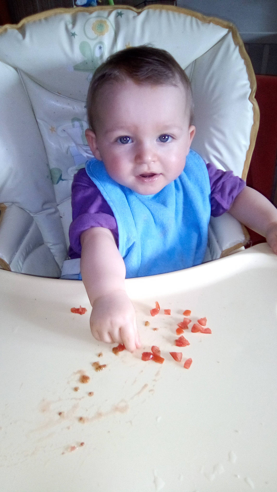 Soan participe au concours pour gagner de l'argent avec cette photo : baby, baby_toddler_clothing, cheek, child, comfort_food, dishware, face, finger, fun, happy, head, ingredient, lip, paint, person, product, sitting, sleeve, t_shirt, table