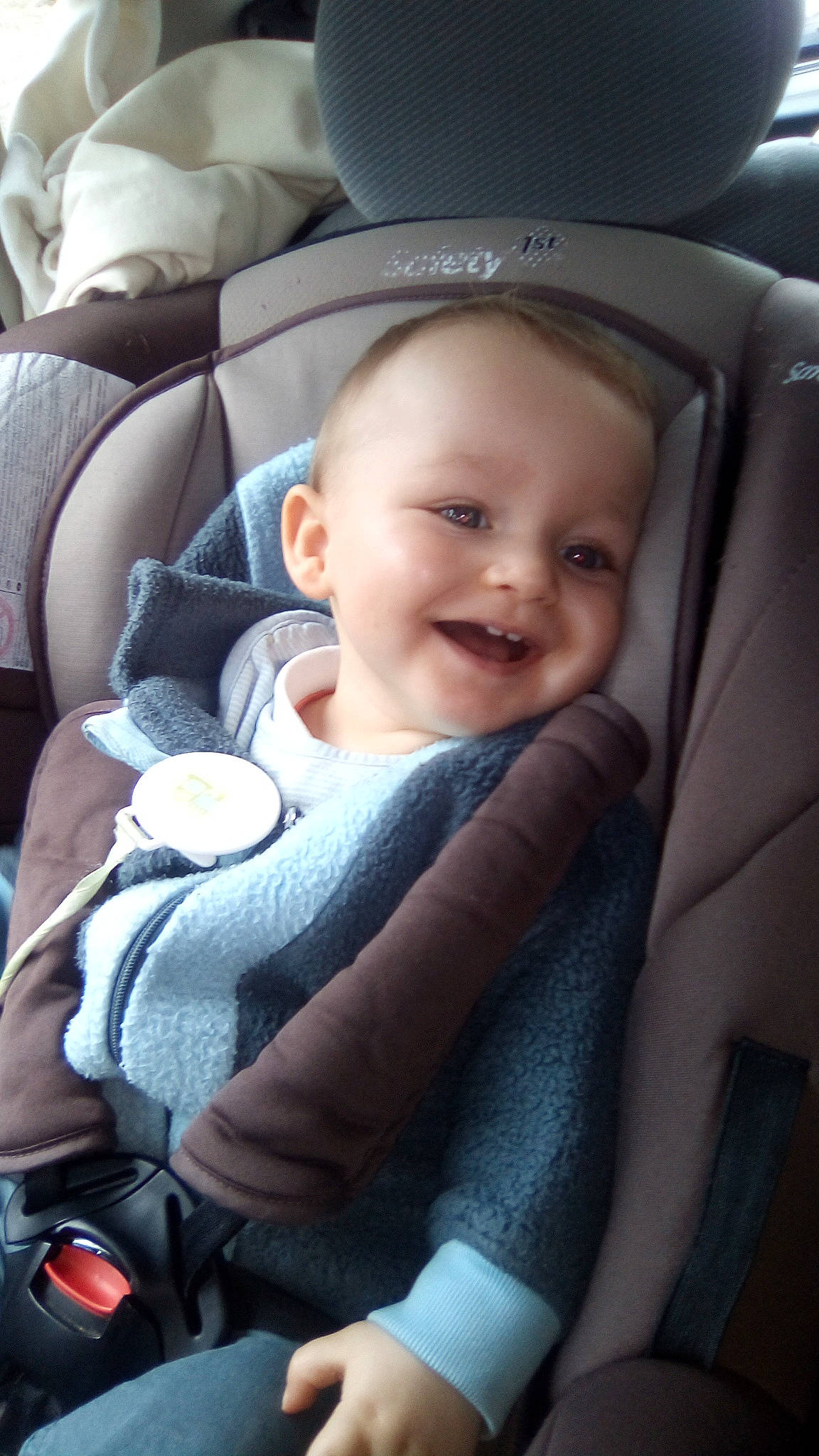 Soan a rejoint le concours — aidez-le/la à gagner de superbes lots ! auto_part, baby, baby_carriage, baby_products, baby_toddler_clothing, car_seat, car_seat_cover, child, comfort, finger, head_restraint, joy, person, personal_luxury_car, product, seat_belt, sitting, smile, steering_part, steering_wheel