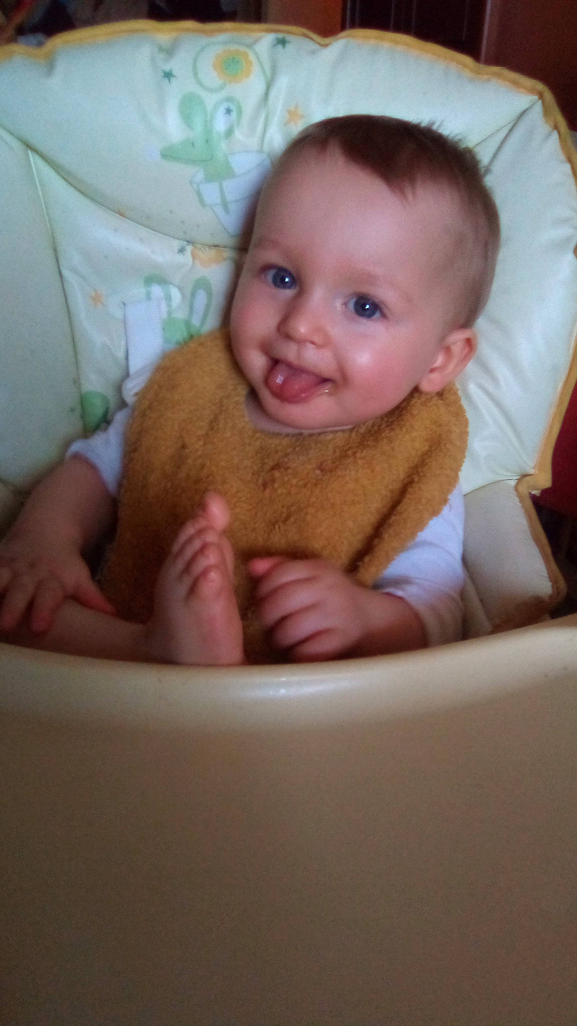 Soan participe au concours pour gagner de l'argent avec cette photo : baby, cheek, chin, comfort, eye, eyebrow, face, finger, gesture, hair, hand, head, iris, joy, lip, mouth, neck, nose, person, skin