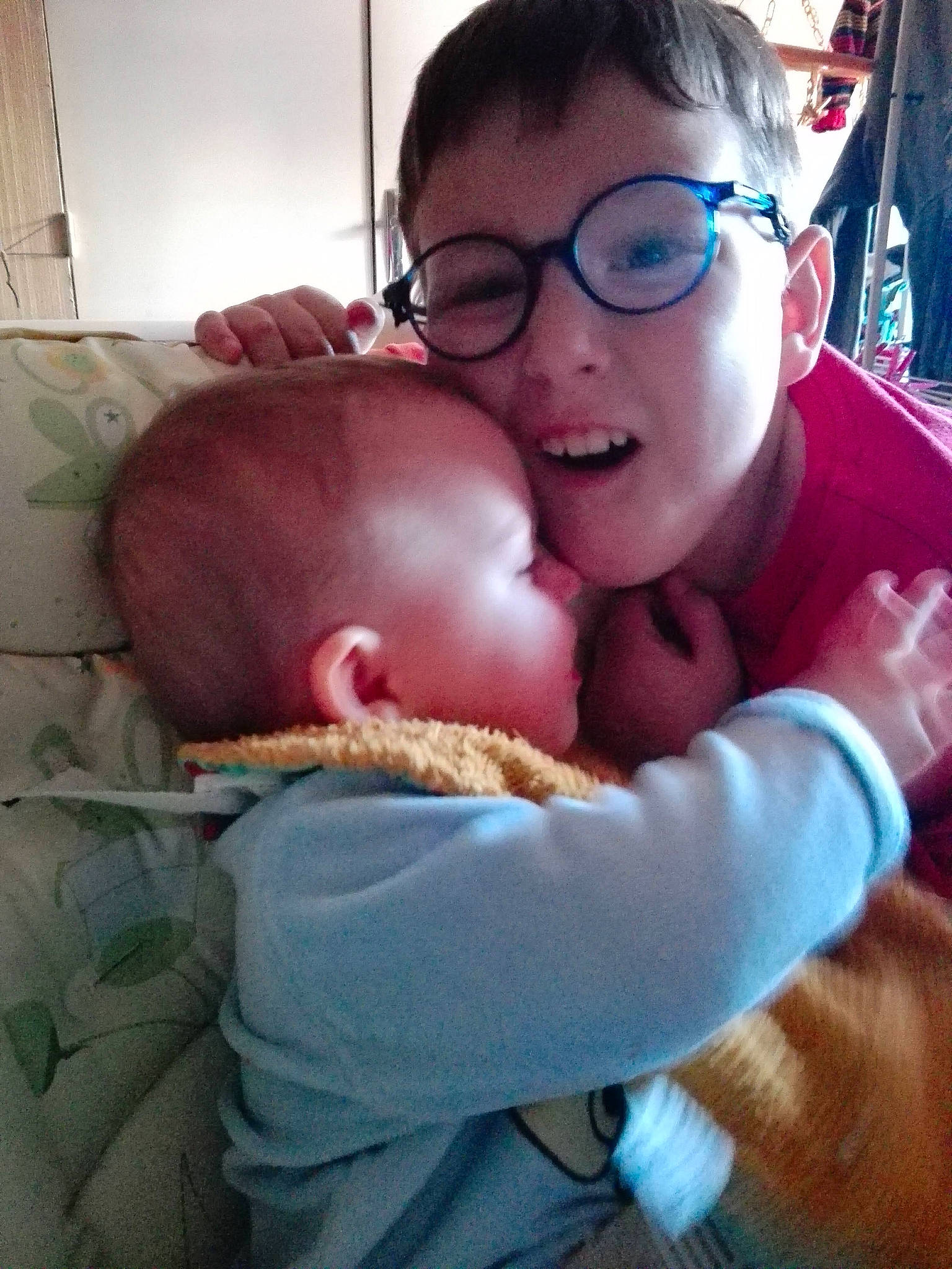 Zayan a rejoint le concours — aidez-le/la à gagner de superbes lots ! baby, child, comfort, ear, eyewear, fun, gesture, glasses, happy, head, hug, mouth, nose, person, selfie, sitting, smile, t_shirt, thumb, toddler