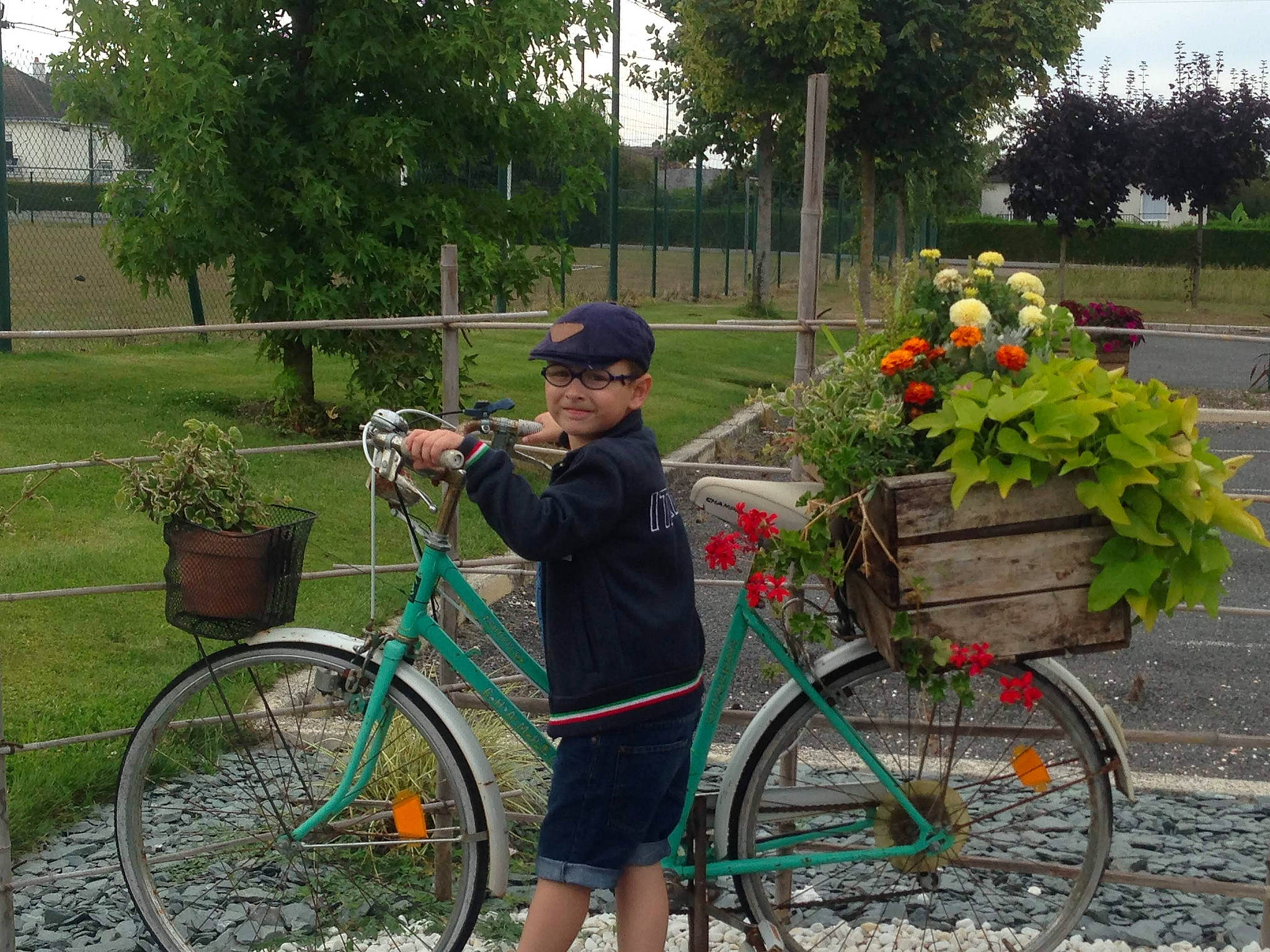 Zayan participe au concours pour gagner de l'argent avec cette photo : bicycle, bicycle_accessory, bicycle_fork, bicycle_frame, bicycle_handlebar, bicycle_part, bicycle_saddle, bicycle_tire, bicycle_wheel, bicycle_wheel_rim, bicycles_equipment_and_supplies, crankset, flower, groupset, headwear, hub_gear, mode_of_transport, person, plant, tire