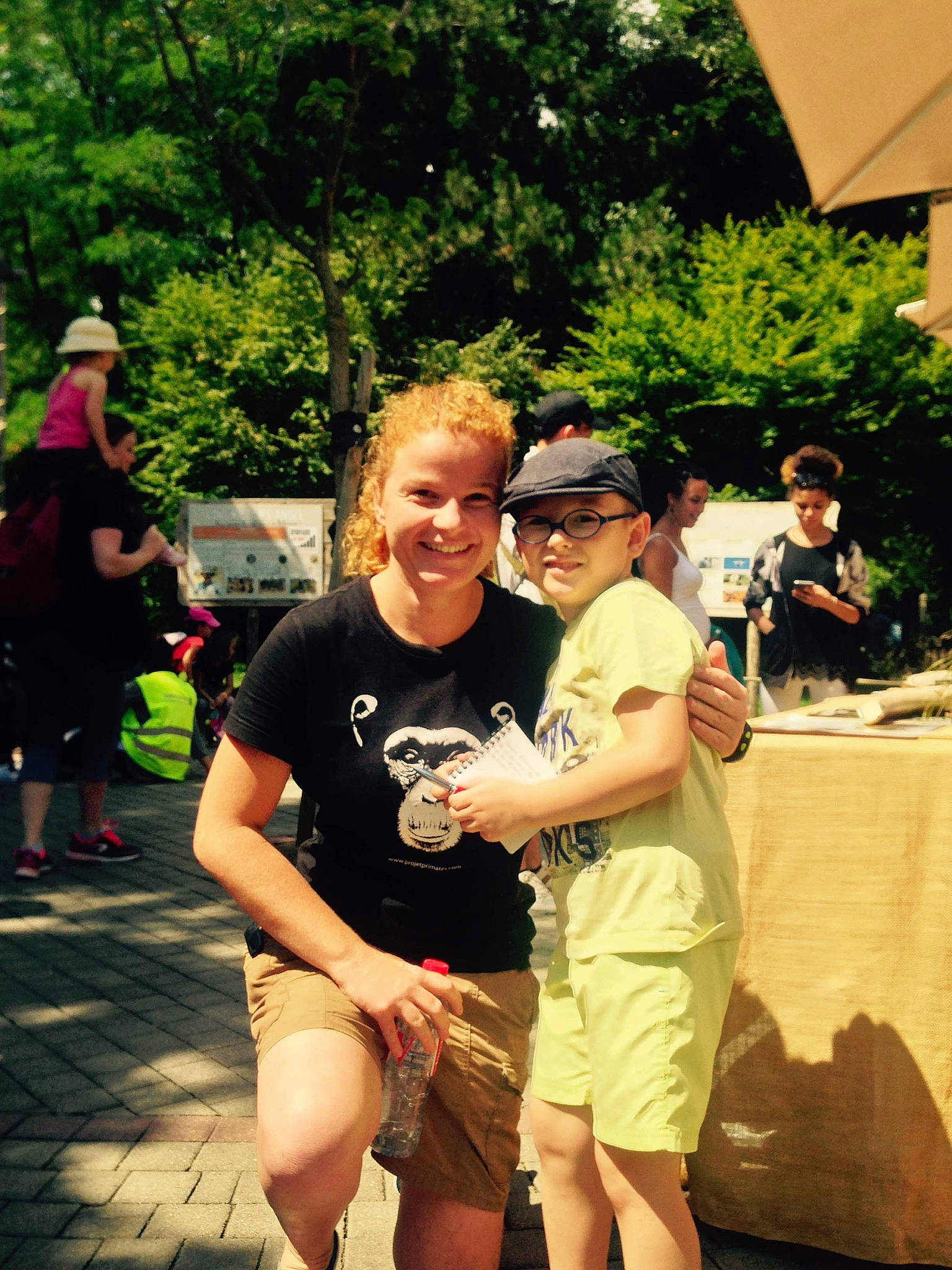 Zayan participe au concours pour gagner de l'argent avec cette photo : bag, child, crowd, event, eyewear, fun, handbag, happy, headwear, joy, leisure, luggage_and_bags, pedestrian, person, recreation, shorts, smile, summer, sunglasses, t_shirt