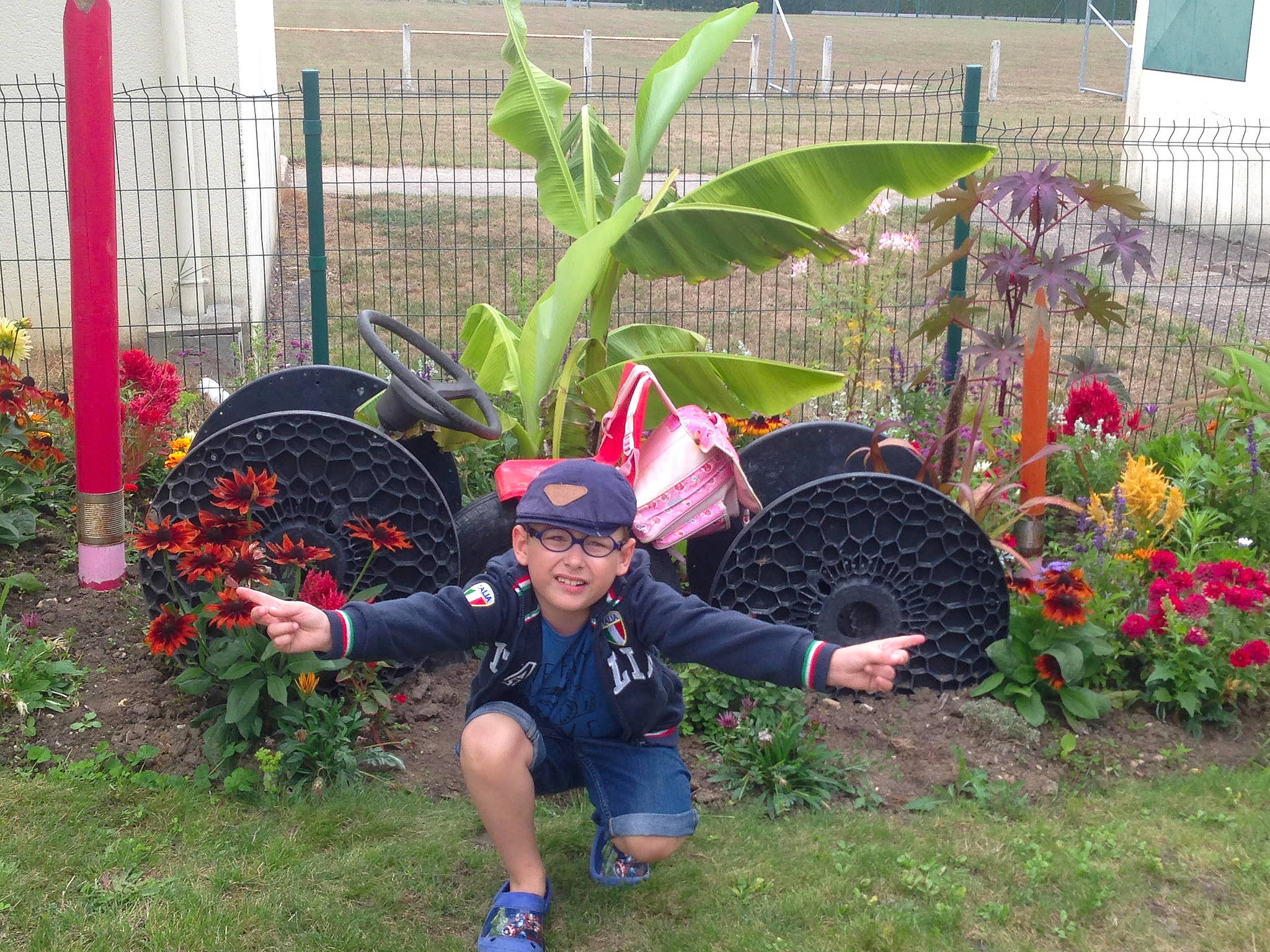 Zayan a rejoint le concours — aidez-le/la à gagner de superbes lots ! annual_plant, automotive_tire, flower, flowering_plant, grass, grass_family, groundcover, hat, headwear, joy, landscape, lawn, lawn_ornament, leisure, person, plant, shrub, sneakers, sun_hat, terrestrial_plant