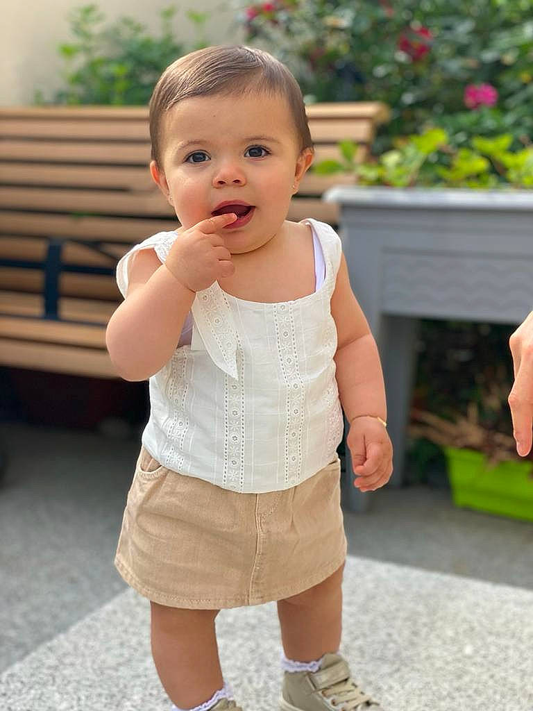 Catalina a rejoint le concours — aidez-le/la à gagner de superbes lots ! baby, baby_toddler_clothing, cheek, child, finger, hand, happy, head, joint, knee, leisure, neck, person, plant, shorts, shoulder, sleeve, standing, thigh, toddler