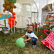 Jayden a rejoint le concours — aidez-le/la à gagner de superbes lots ! toddler, balloon, grass, tent, birthday, party, decorations, arch, number_one, child, squatting, outdoor, celebration, toy, table, bag, shoes, clothing, smiling, festive