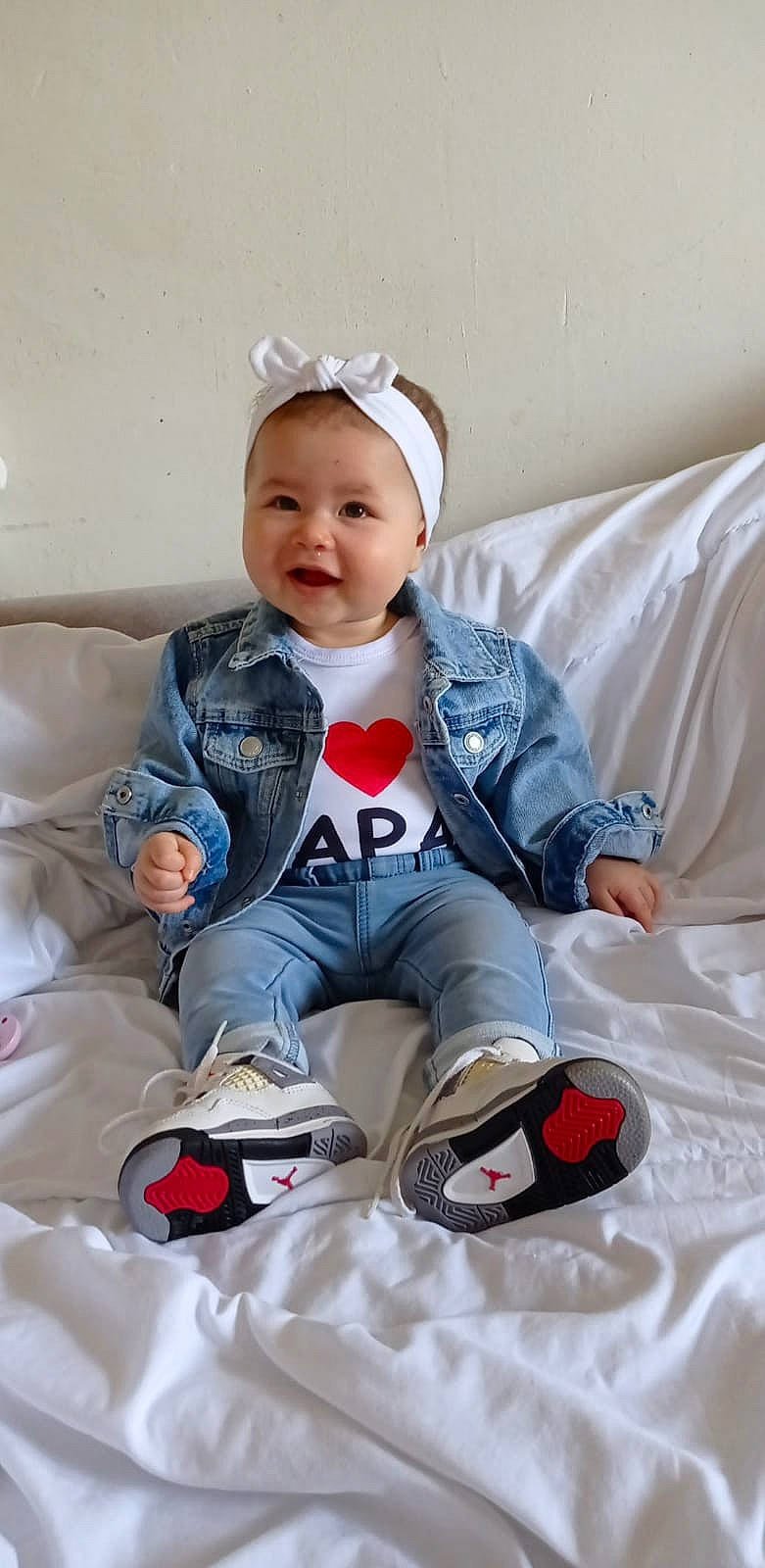 Alya participe au concours pour gagner de l'argent avec cette photo : baby, baby_toddler_clothing, cap, carmine, child, comfort, foot, fun, happy, lap, leg, linens, pattern, person, room, sitting, sleeve, smile, sneakers, sock