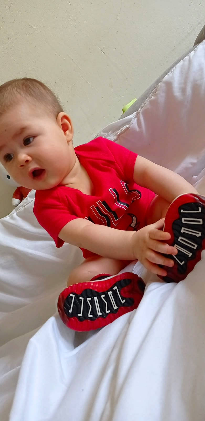 Alya a rejoint le concours — aidez-le/la à gagner de superbes lots ! baby, baby_toddler_clothing, baseball_protective_gear, carmine, elbow, finger, gesture, happy, hood, jersey, joint, person, player, shoulder, sleeve, sports_uniform, sportswear, surprise, t_shirt, toddler