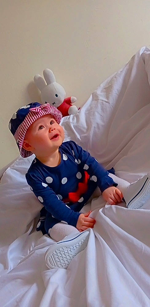Alya participe au concours pour gagner de l'argent avec cette photo : baby, baby_toddler_clothing, baseball_cap, cap, carmine, child, comfort, costume, costume_hat, fun, happy, hat, headwear, human_leg, leisure, linens, party_supply, person, room, sitting