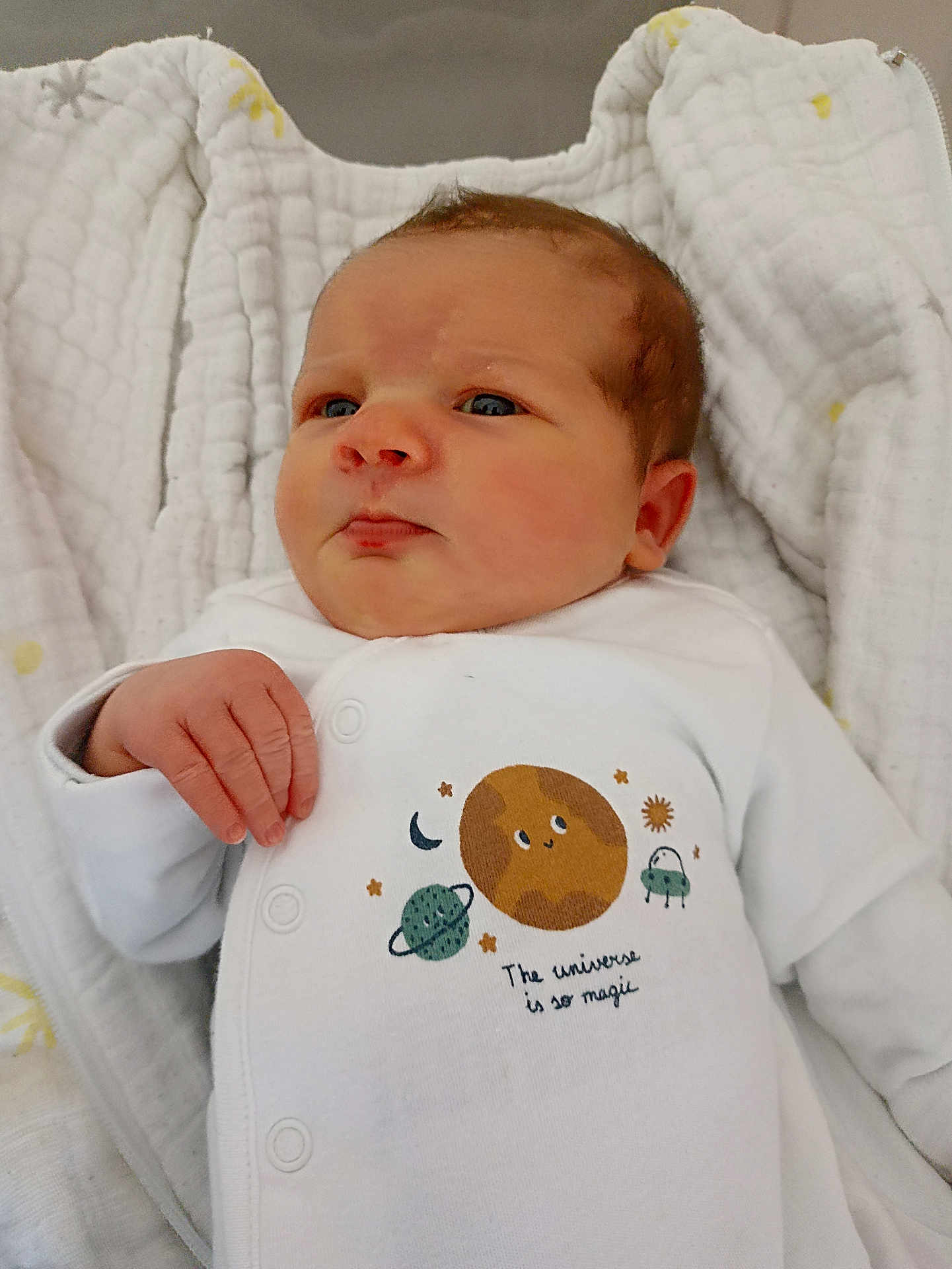 Maya participe au concours pour gagner de l'argent avec cette photo : baby, newborn, infant, blanket, onesie, clothing, cute, face, hand, sleepwear, portrait, indoor, soft, cozy, expression, child, person, cute_clothing, whimsical, gazing