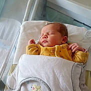 Maya a rejoint le concours — aidez-le/la à gagner de superbes lots ! baby, newborn, sleeping, blanket, hospital, bassinet, infant, clothing, face, peaceful, resting, cute, soft, indoors, child, wrapped, person, bed, textile, comfort