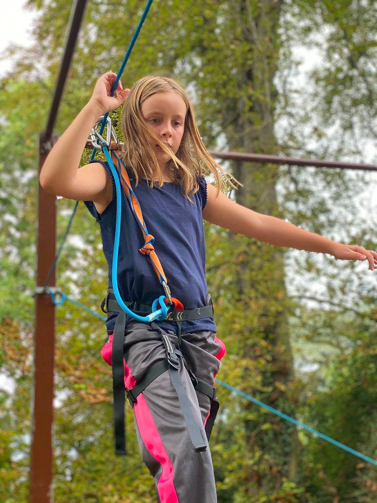 Noemy a rejoint le concours — aidez-le/la à gagner de superbes lots ! adventure, belt, electric_blue, entertainment, event, fun, happy, jungle, leisure, nature, outdoor_recreation, people_in_nature, person, pole, quickdraw, recreation, rock_climbing_equipment, rope, sports, t_shirt