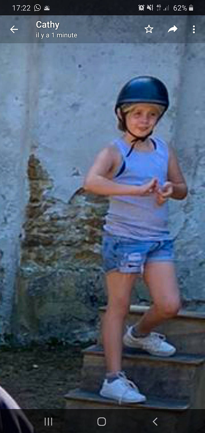 Noemy a rejoint le concours — aidez-le/la à gagner de superbes lots ! cap, denim, electric_blue, happy, headwear, helmet, human_leg, jean_short, joy, knee, leisure, person, personal_protective_equipment, recreation, shorts, sleeveless_shirt, smile, sports_equipment, sports_gear, street_fashion