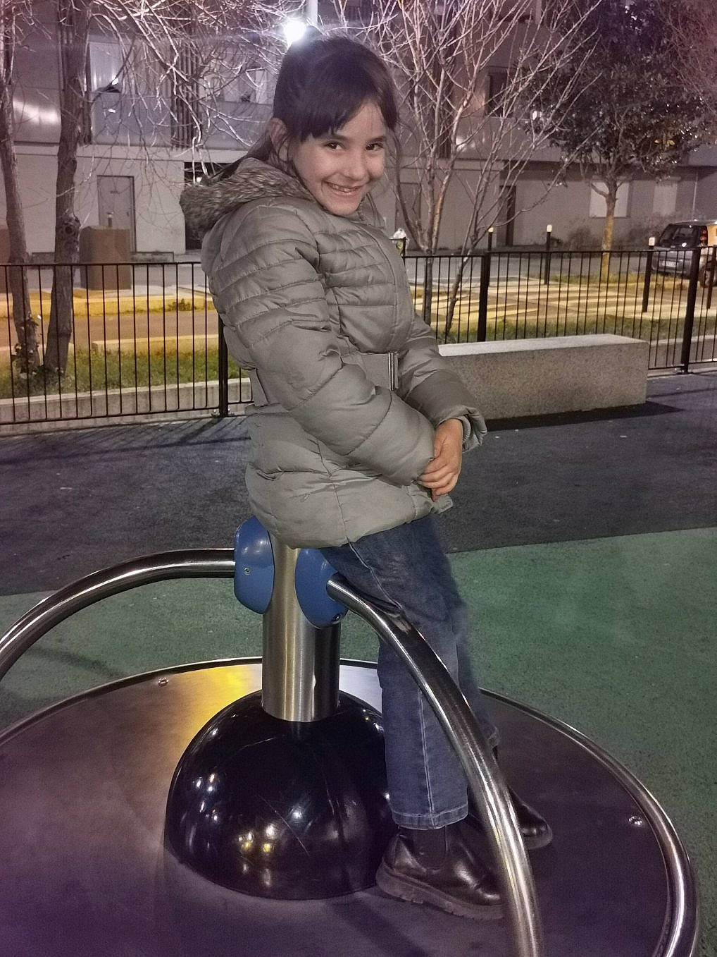 Lanna a rejoint le concours — aidez-le/la à gagner de superbes lots ! automotive_design, automotive_tire, ball, electric_blue, fun, human_leg, jacket, joy, organ, person, photograph, plant, rolling, sitting, smile, snapshot, street_fashion, synthetic_rubber, thigh, tire