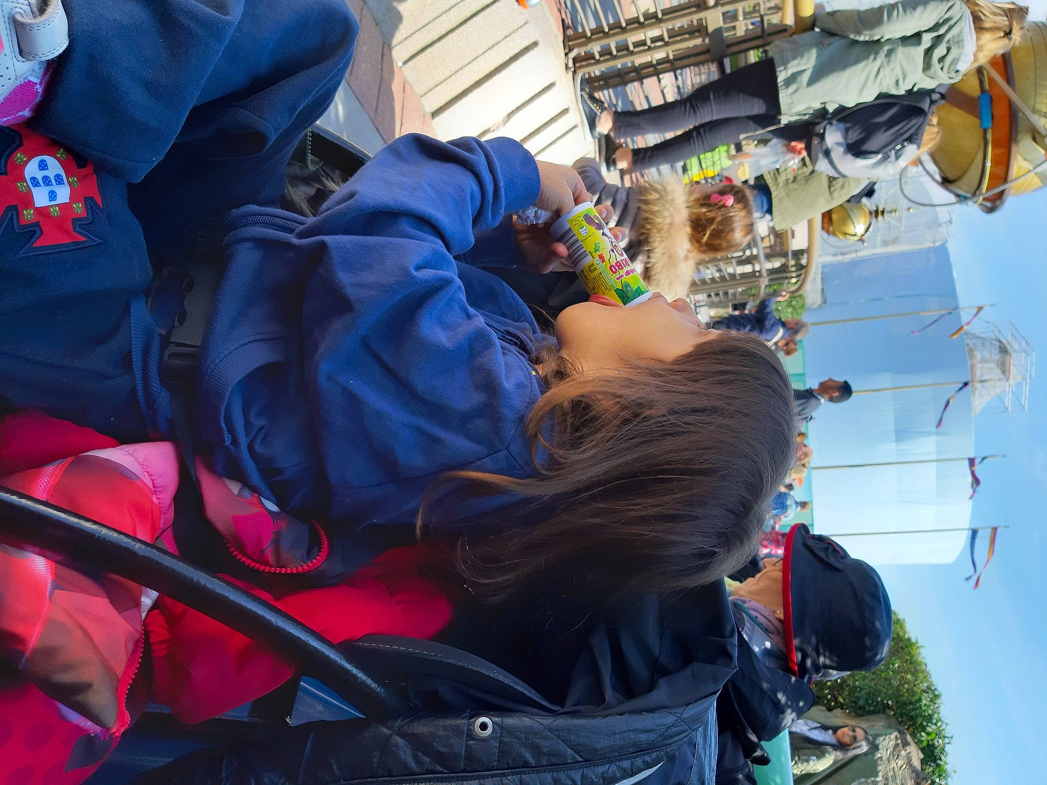 Lanna a rejoint le concours — aidez-le/la à gagner de superbes lots ! baby_carriage, baby_products, blurred, child, electric_blue, fun, leisure, luggage_and_bags, motor_vehicle, person, plant, recreation, sitting, sky, toddler, travel, tree, vacation, winter