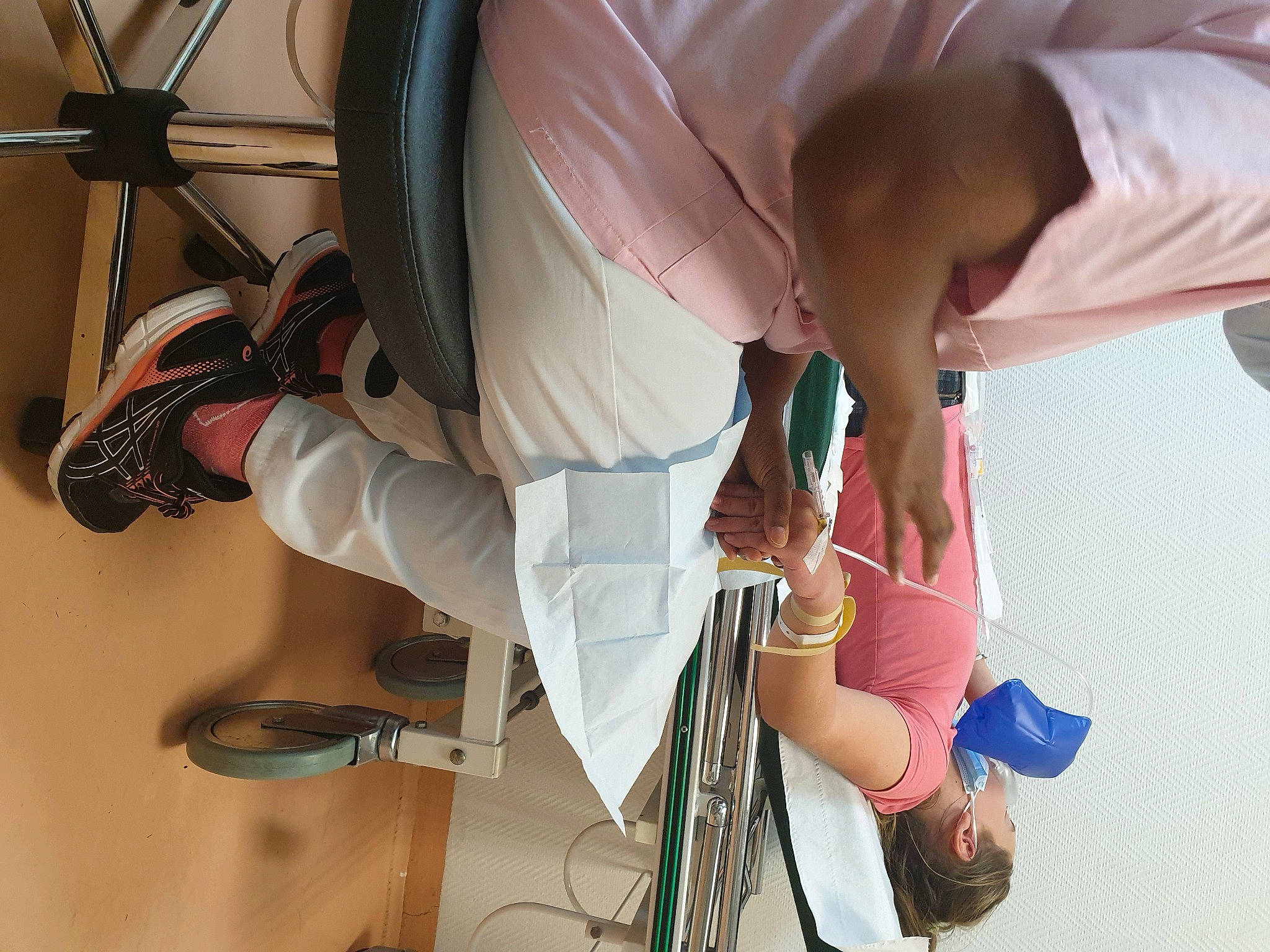 Noemy participe au concours pour gagner de l'argent avec cette photo : animation, elbow, event, flesh, fun, gesture, happy, hat, human_leg, knee, mechanical_fan, person, recreation, thigh, wrist