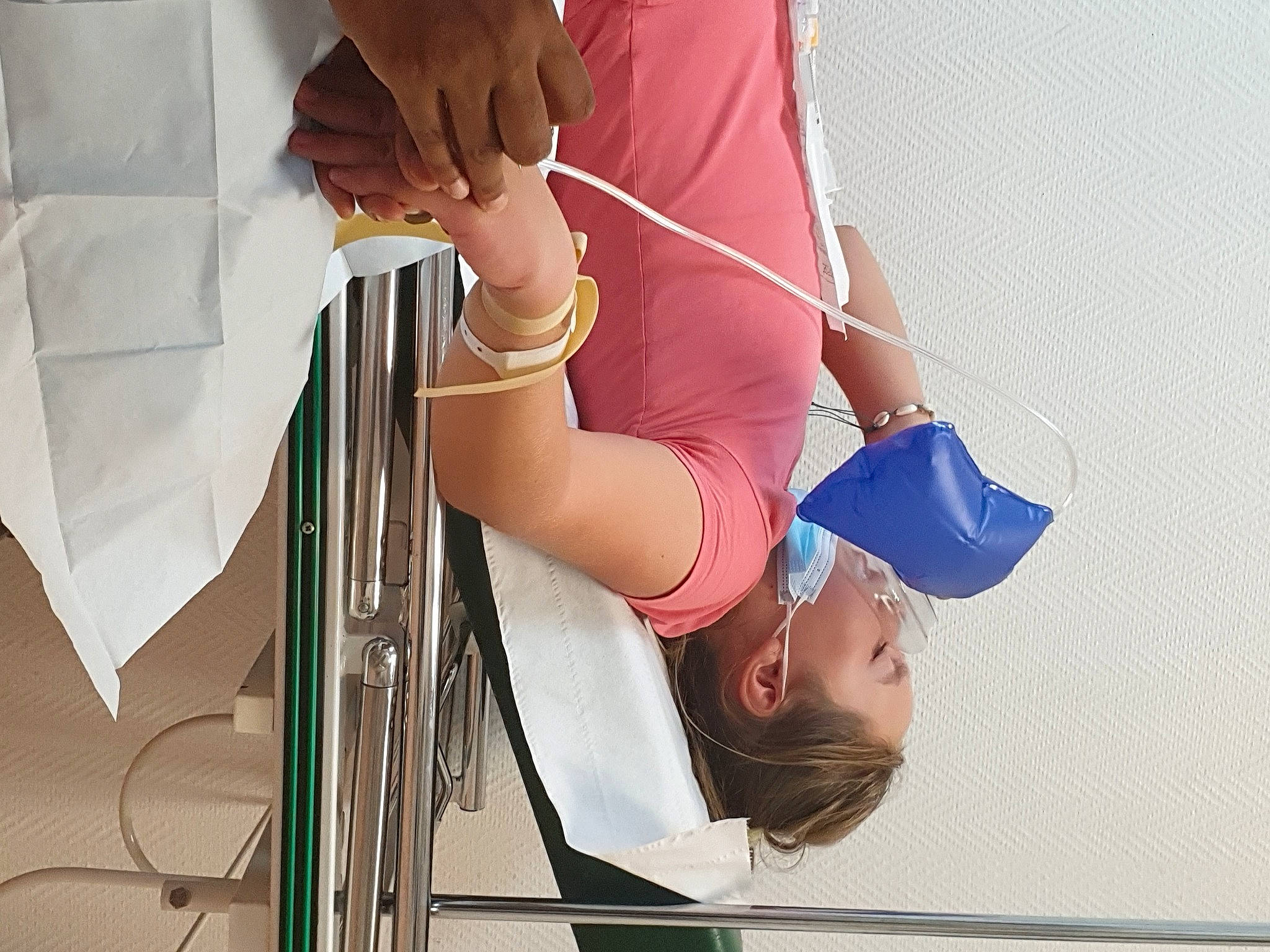 Noemy a rejoint le concours — aidez-le/la à gagner de superbes lots ! dress, elbow, electric_blue, foot, fun, gesture, human_leg, jeans, joint, knee, leg, leisure, person, shorts, shoulder, t_shirt, thigh, thumb, toddler, vehicle_door