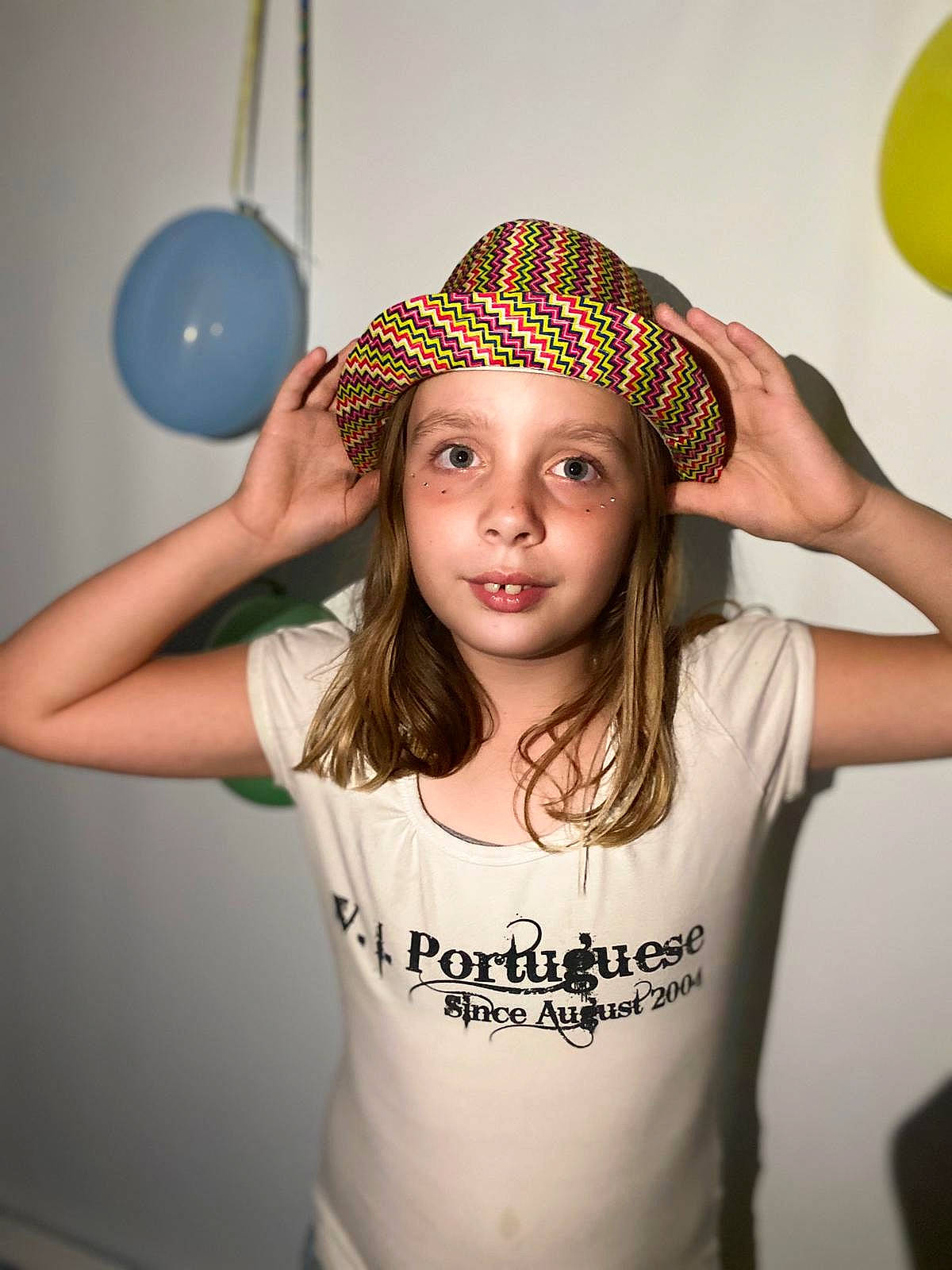 Noemy a rejoint le concours — aidez-le/la à gagner de superbes lots ! eye, facial_expression, fashion, flash_photography, gesture, hairstyle, happy, hat, headgear, headwear, human, lighting, lip, neck, organ, person, photograph, shoulder, sleeve, standing