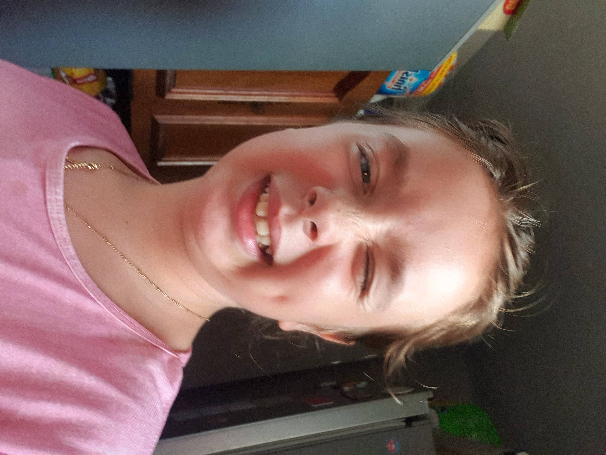 Noemy a rejoint le concours — aidez-le/la à gagner de superbes lots ! cheek, chest, ear, elbow, eyebrow, eyelash, forehead, happy, human_body, iris, jaw, joy, lip, mouth, neck, nose, organ, person, skin, smile