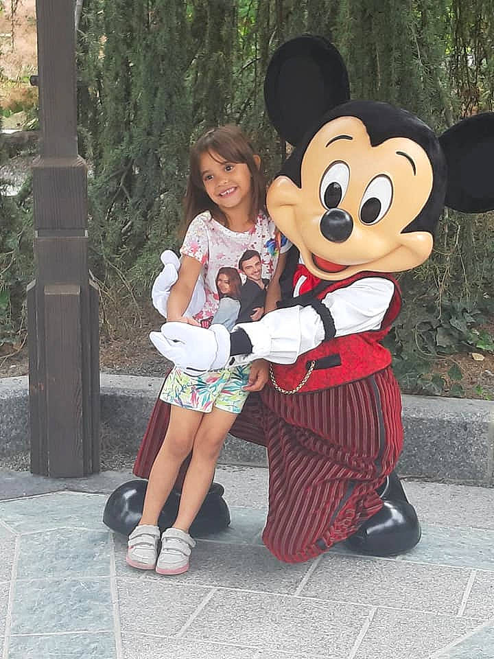 Lanna a rejoint le concours — aidez-le/la à gagner de superbes lots ! blurred, costume, event, fun, fur, gesture, happy, hat, human_leg, joy, leisure, luggage_and_bags, mascot, person, pink, recreation, sandal, smile, sneakers, sun_hat